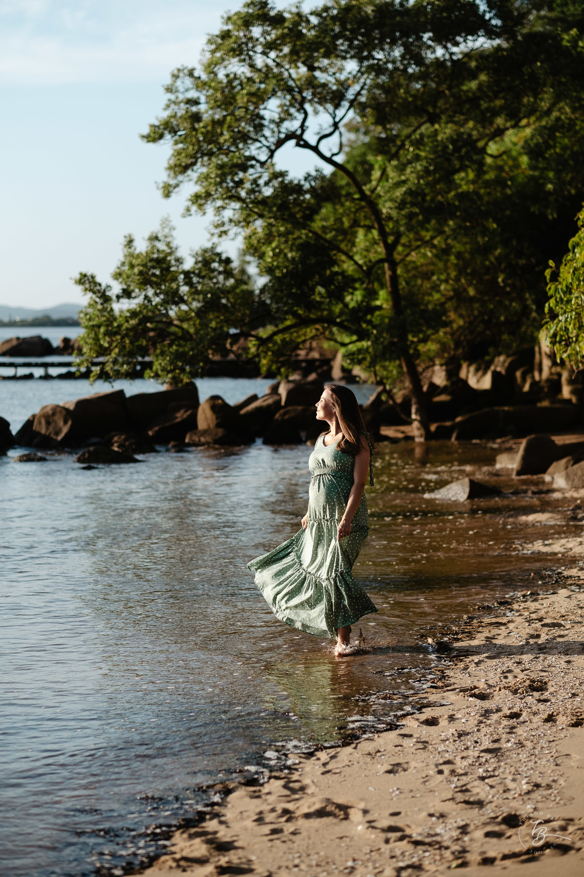 Ensaio no por do sol de sambaqui, em Florianópolis, gestante, a espera da Beatriz, por Thiago Braga fotografia. 