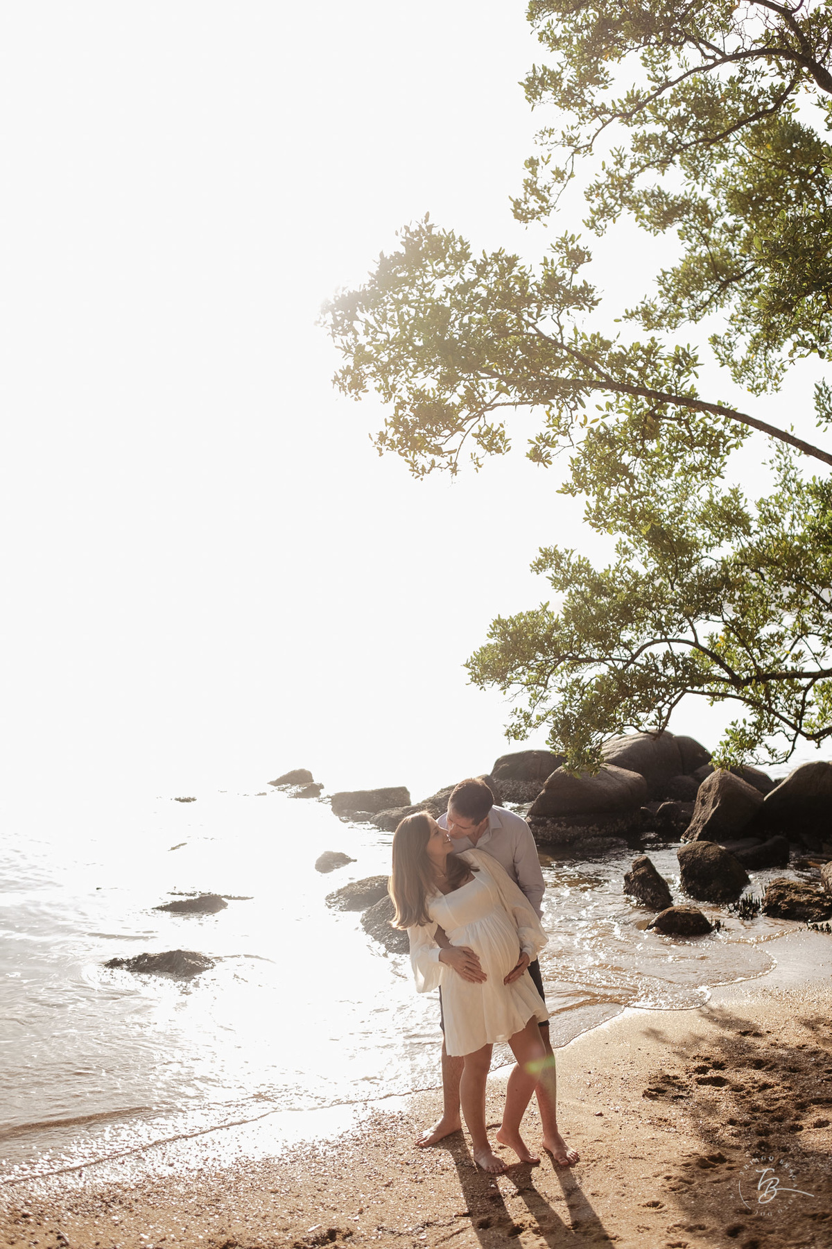 Ensaio no por do sol de sambaqui, em Florianópolis, gestante, a espera da Beatriz, por Thiago Braga fotografia. 