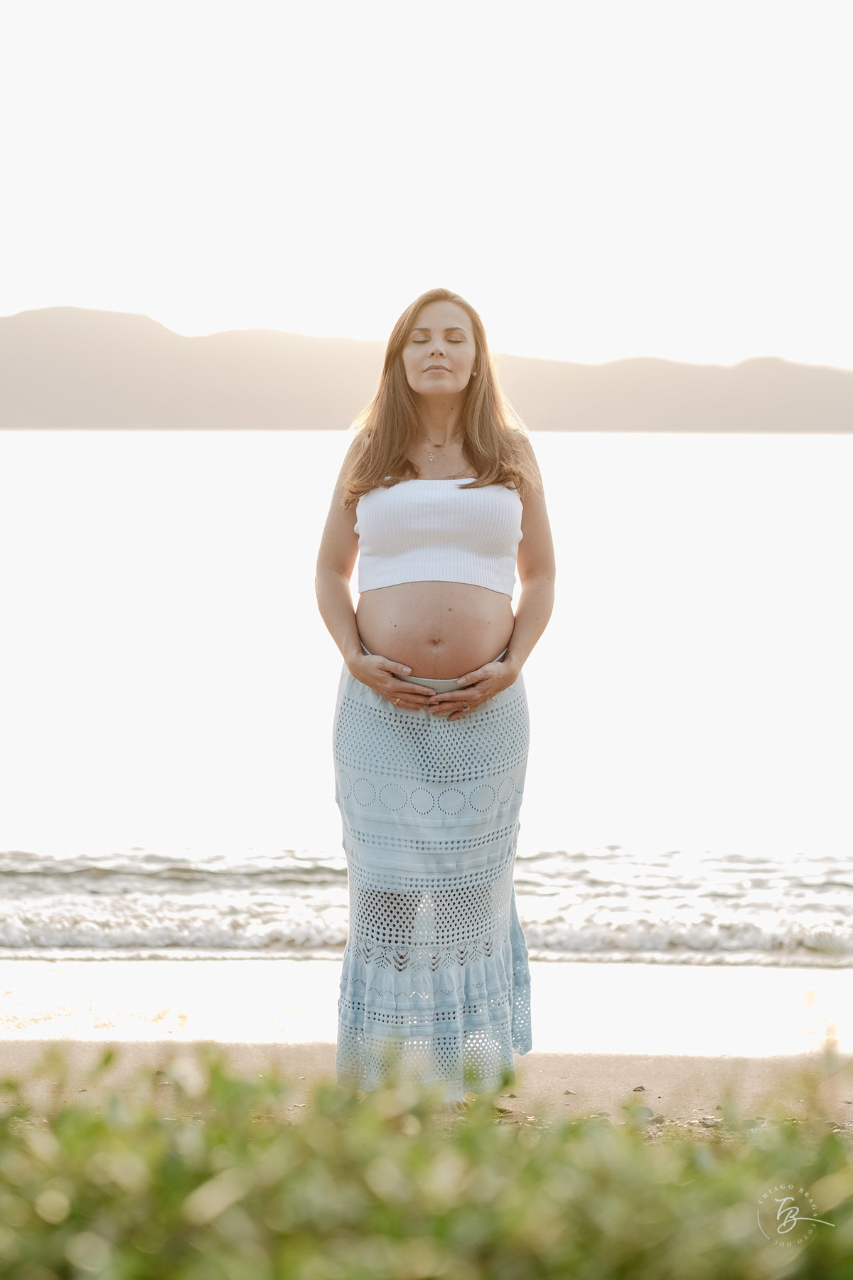 Ensaio no por do sol de sambaqui, em Florianópolis, gestante, a espera da Beatriz, por Thiago Braga fotografia. 