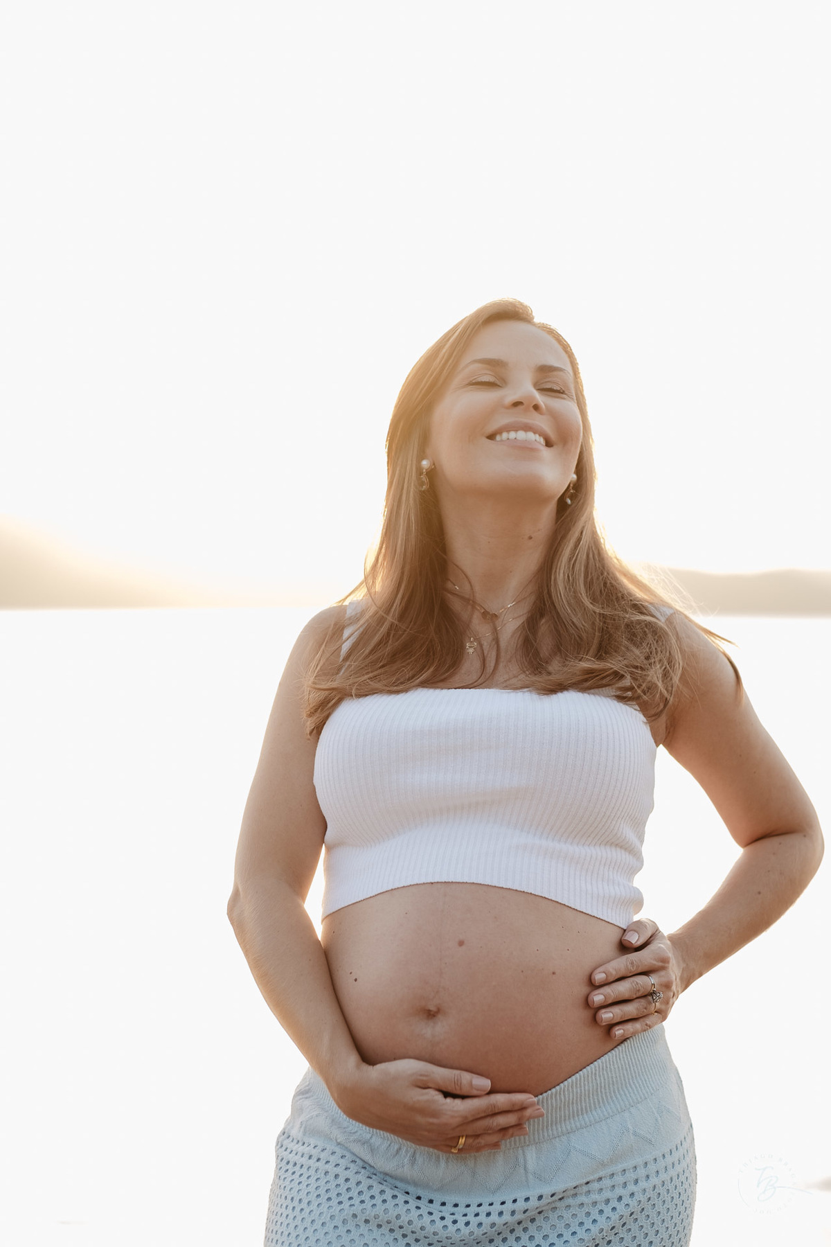 Ensaio no por do sol de sambaqui, em Florianópolis, gestante, a espera da Beatriz, por Thiago Braga fotografia. 