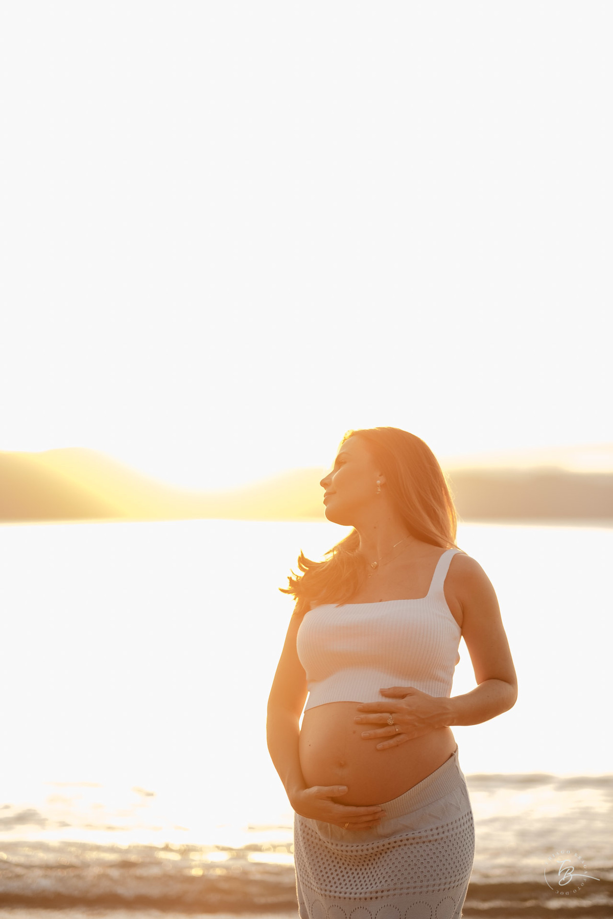 Ensaio no por do sol de sambaqui, em Florianópolis, gestante, a espera da Beatriz, por Thiago Braga fotografia. 