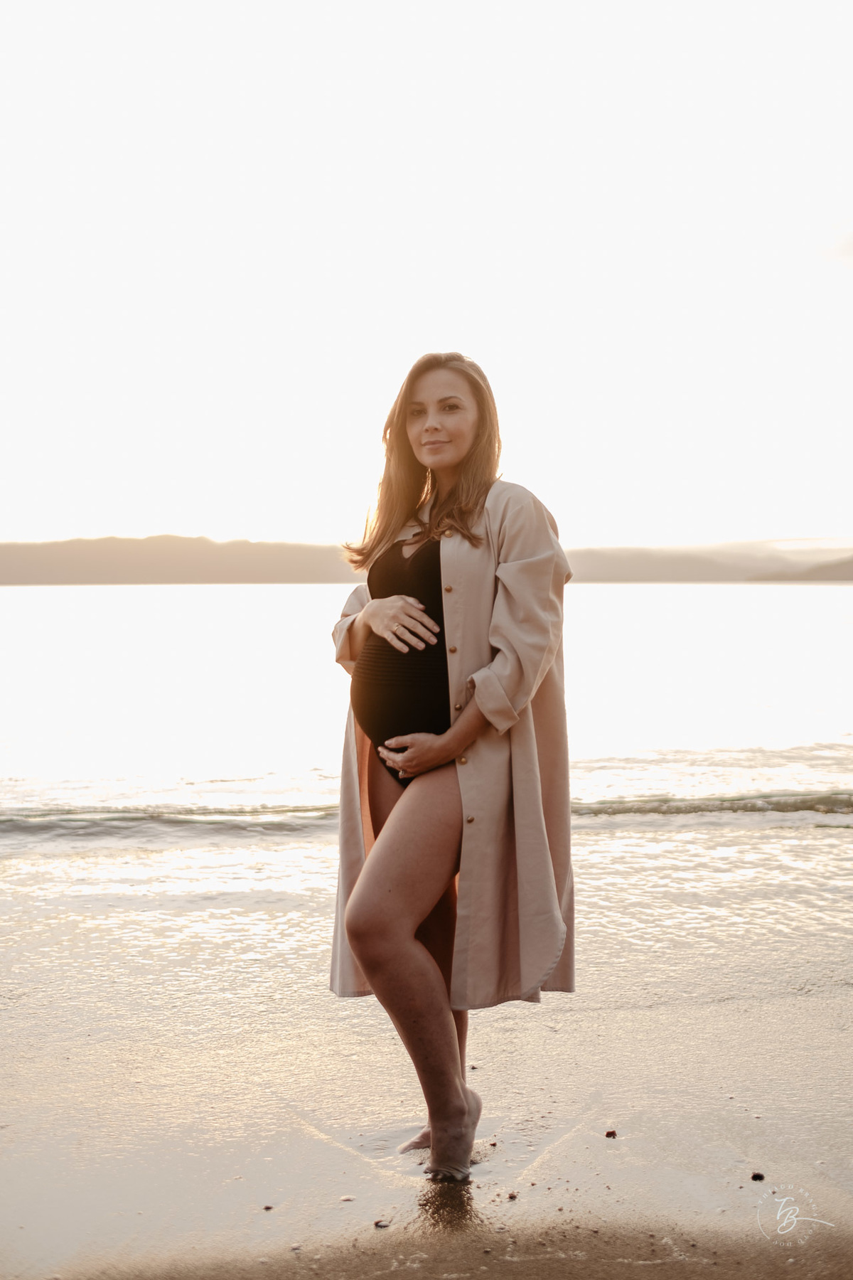 Ensaio no por do sol de sambaqui, em Florianópolis, gestante, a espera da Beatriz, por Thiago Braga fotografia. 