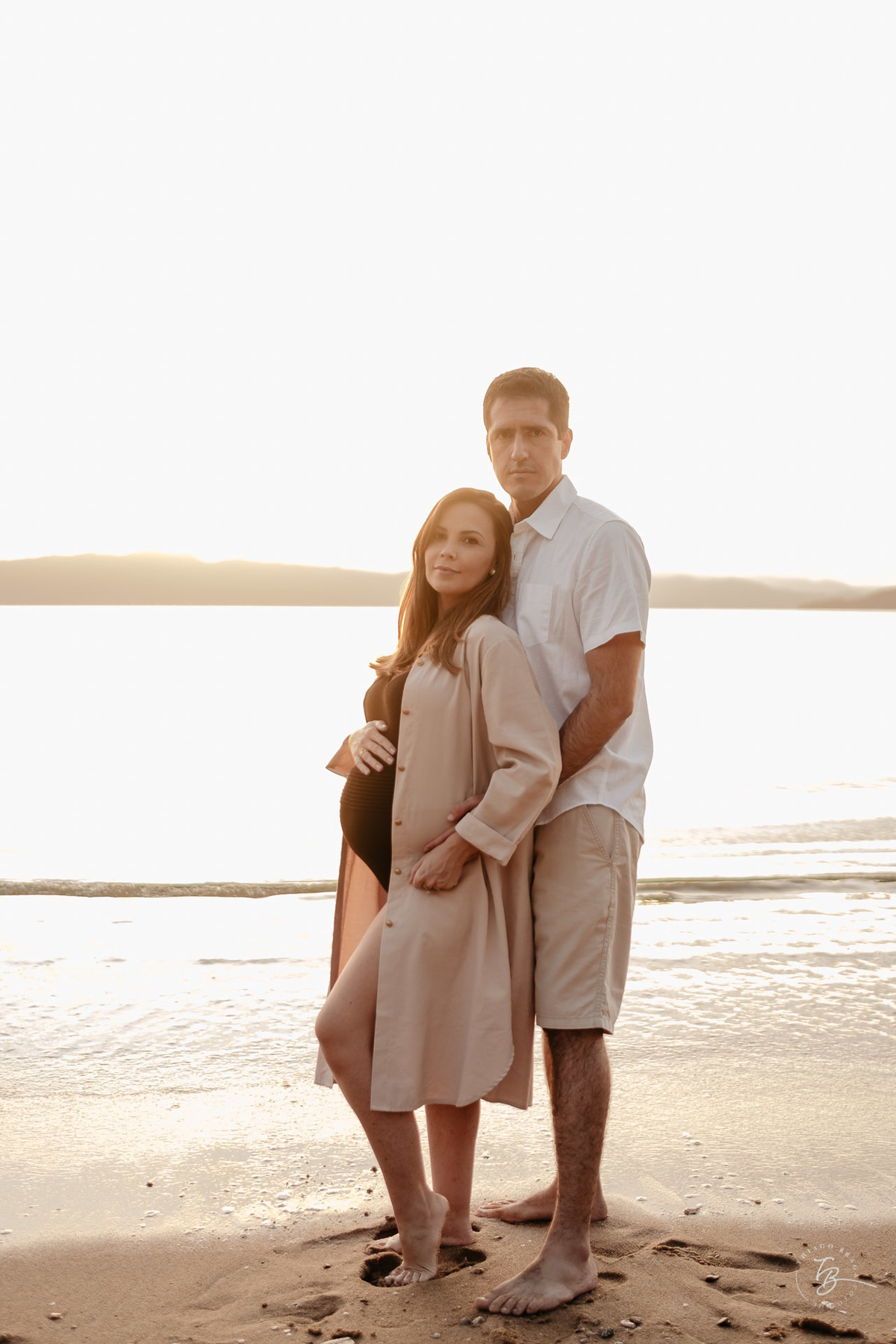 Ensaio no por do sol de sambaqui, em Florianópolis, gestante, a espera da Beatriz, por Thiago Braga fotografia. 