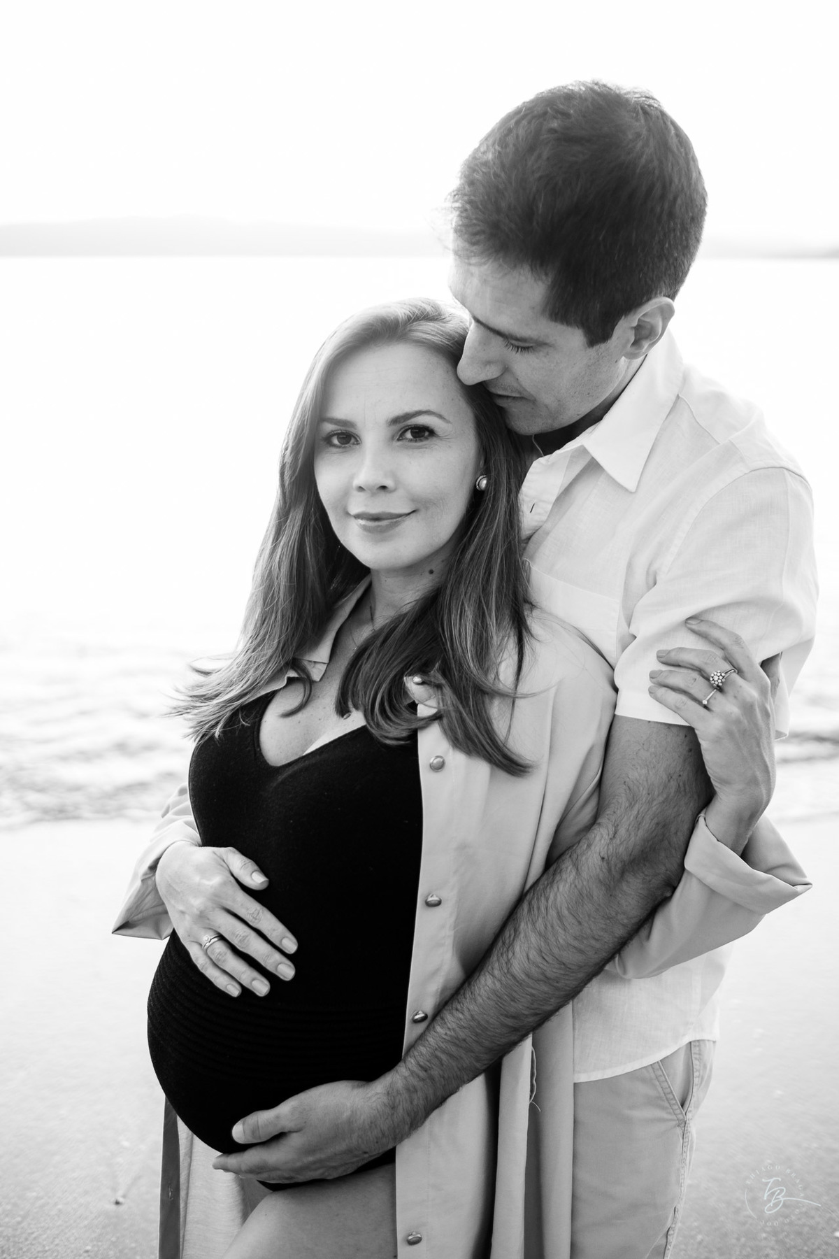 Ensaio no por do sol de sambaqui, em Florianópolis, gestante, a espera da Beatriz, por Thiago Braga fotografia. 