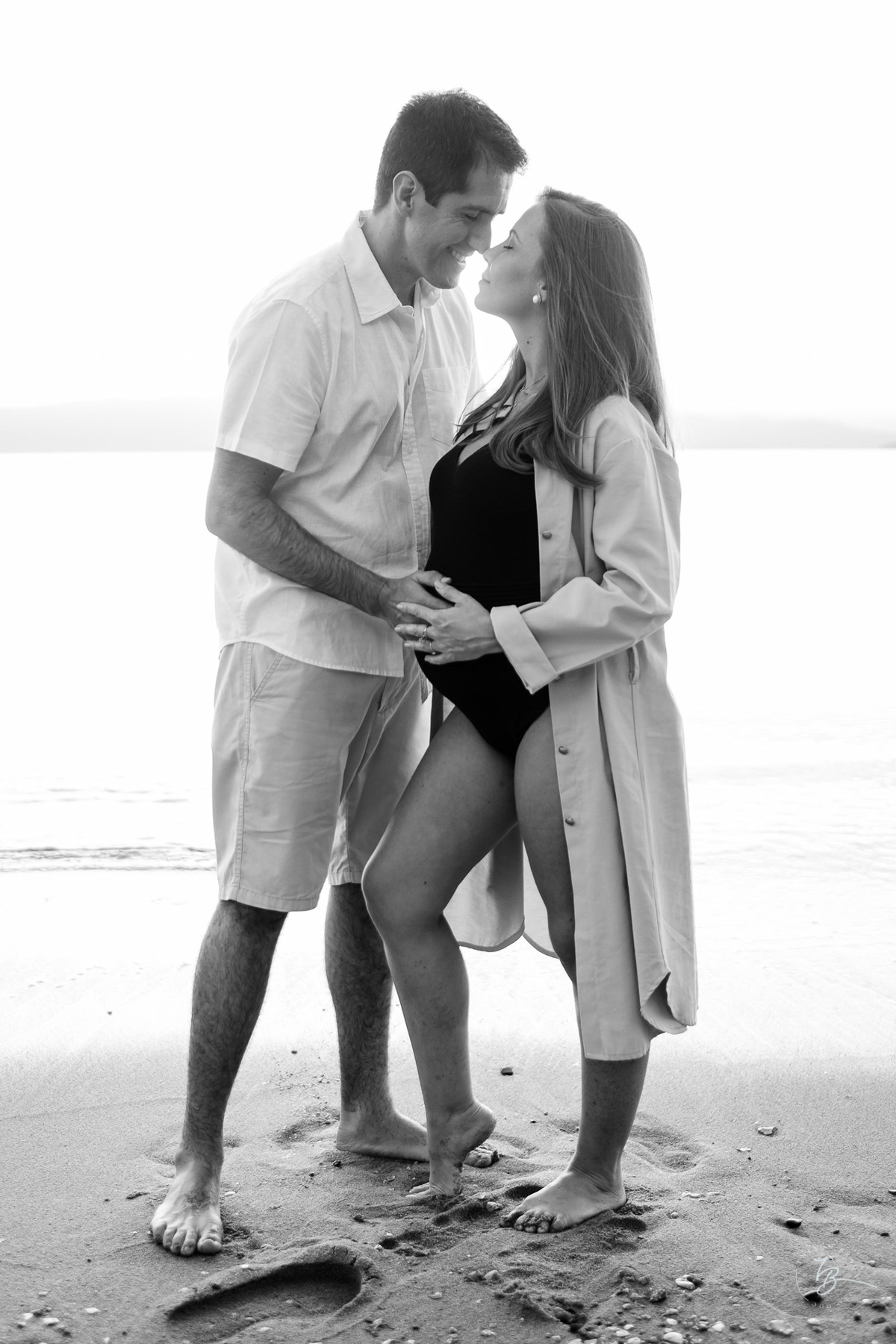 Ensaio no por do sol de sambaqui, em Florianópolis, gestante, a espera da Beatriz, por Thiago Braga fotografia. 