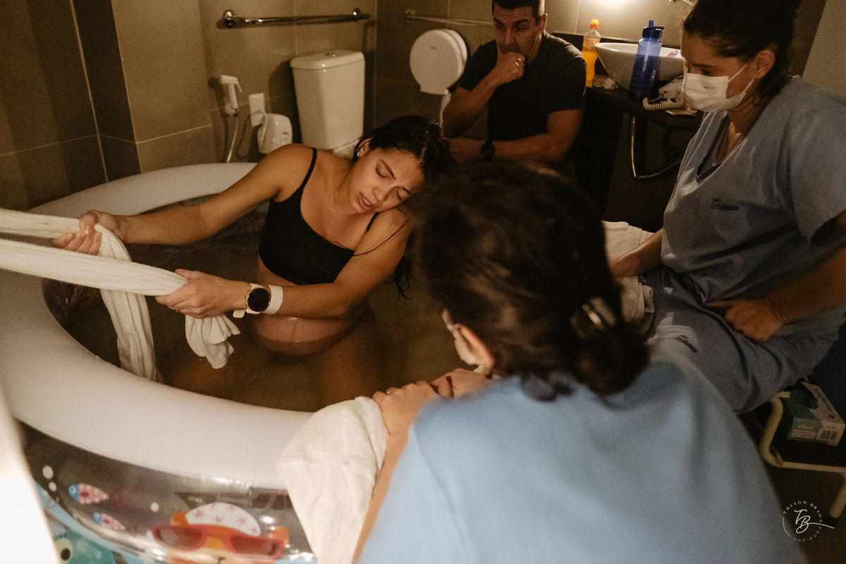 fotografia de nascimento, parto natural, normal, na maternidade santa helena em florianopolis-sc por Thiago Braga