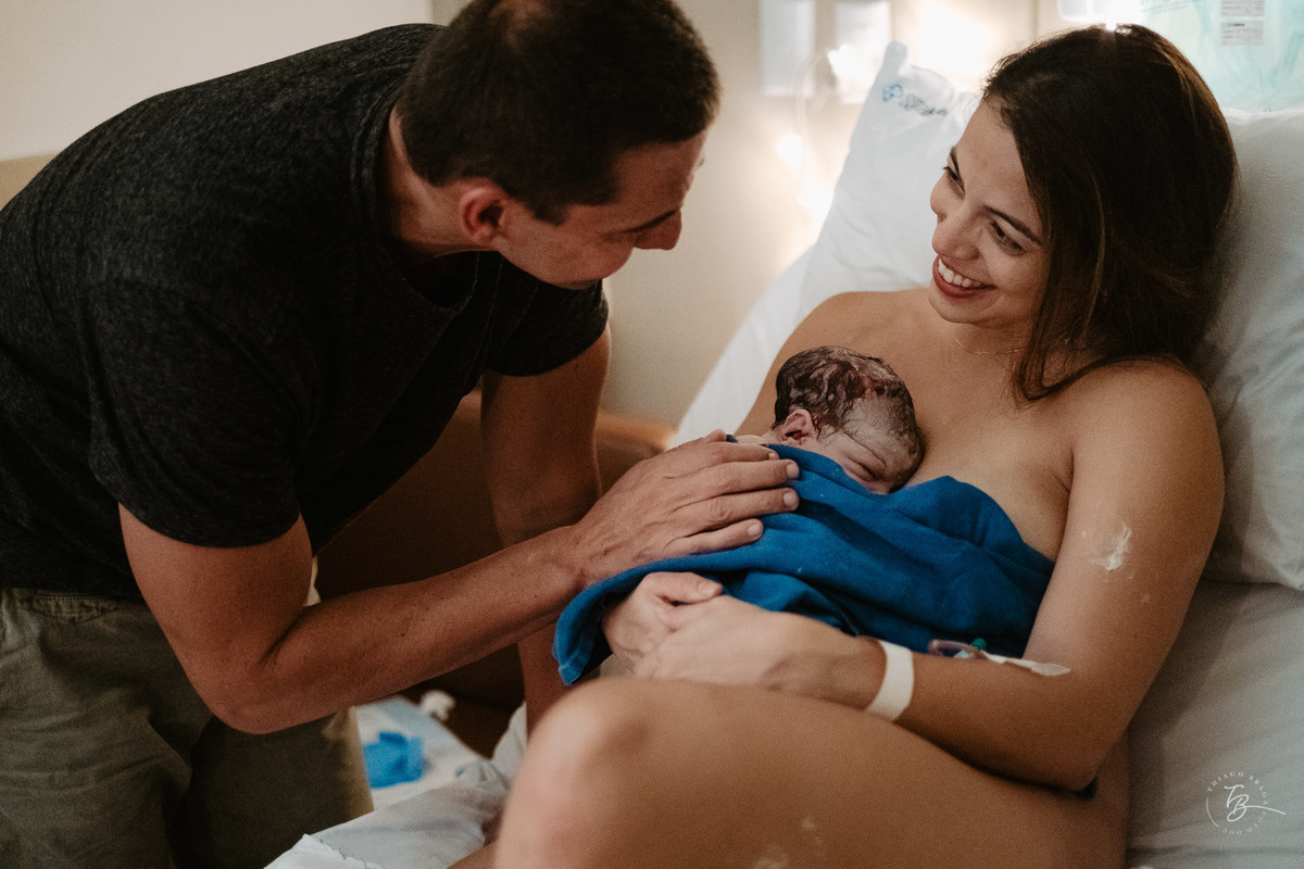fotografia de nascimento, parto natural, normal, na maternidade santa helena em florianopolis-sc por Thiago Braga