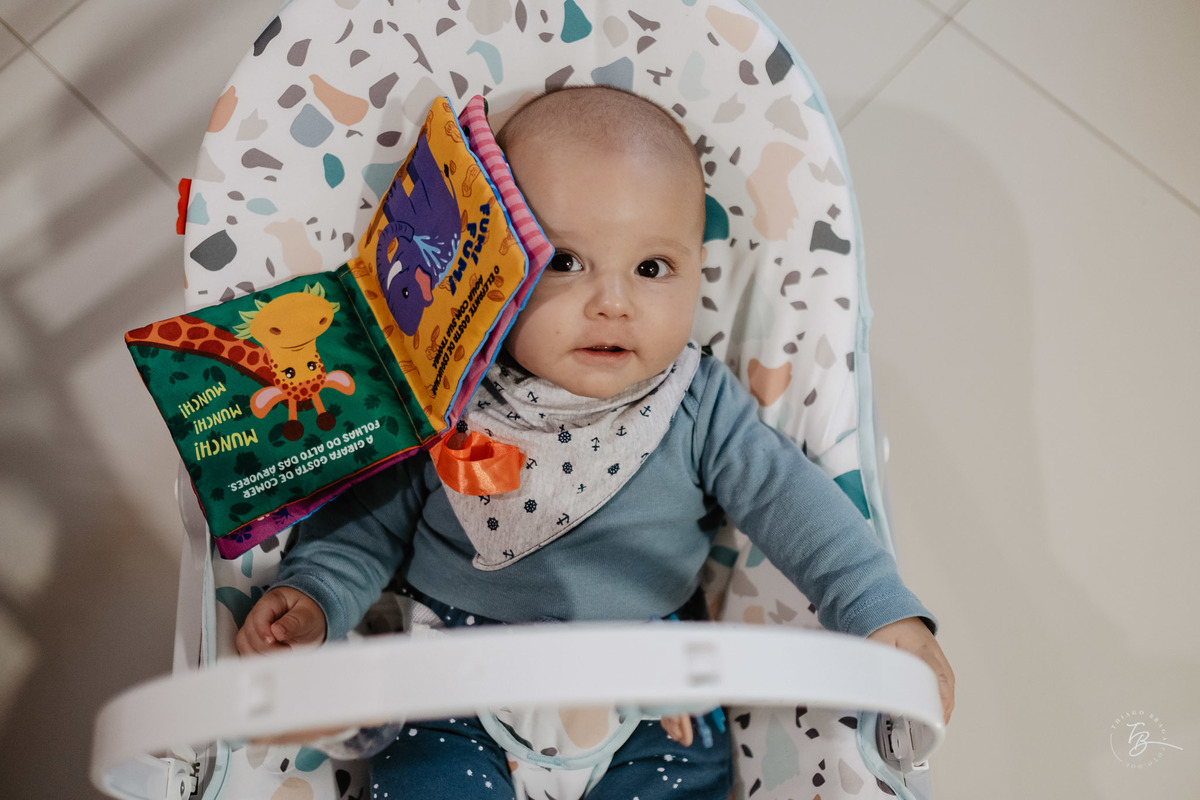 4 meses do Isaac. Ensaio em casa família e bebê por Thiago Braga fotografia.