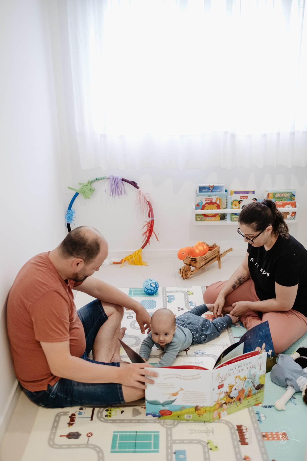 4 meses do Isaac. Ensaio em casa família e bebê por Thiago Braga fotografia.