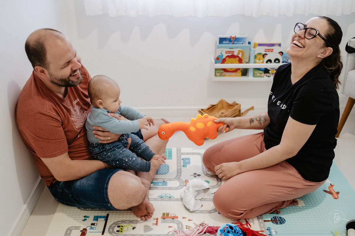 4 meses do Isaac. Ensaio em casa família e bebê por Thiago Braga fotografia.