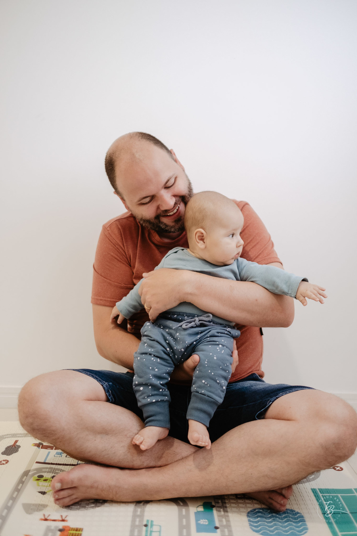 4 meses do Isaac. Ensaio em casa família e bebê por Thiago Braga fotografia.