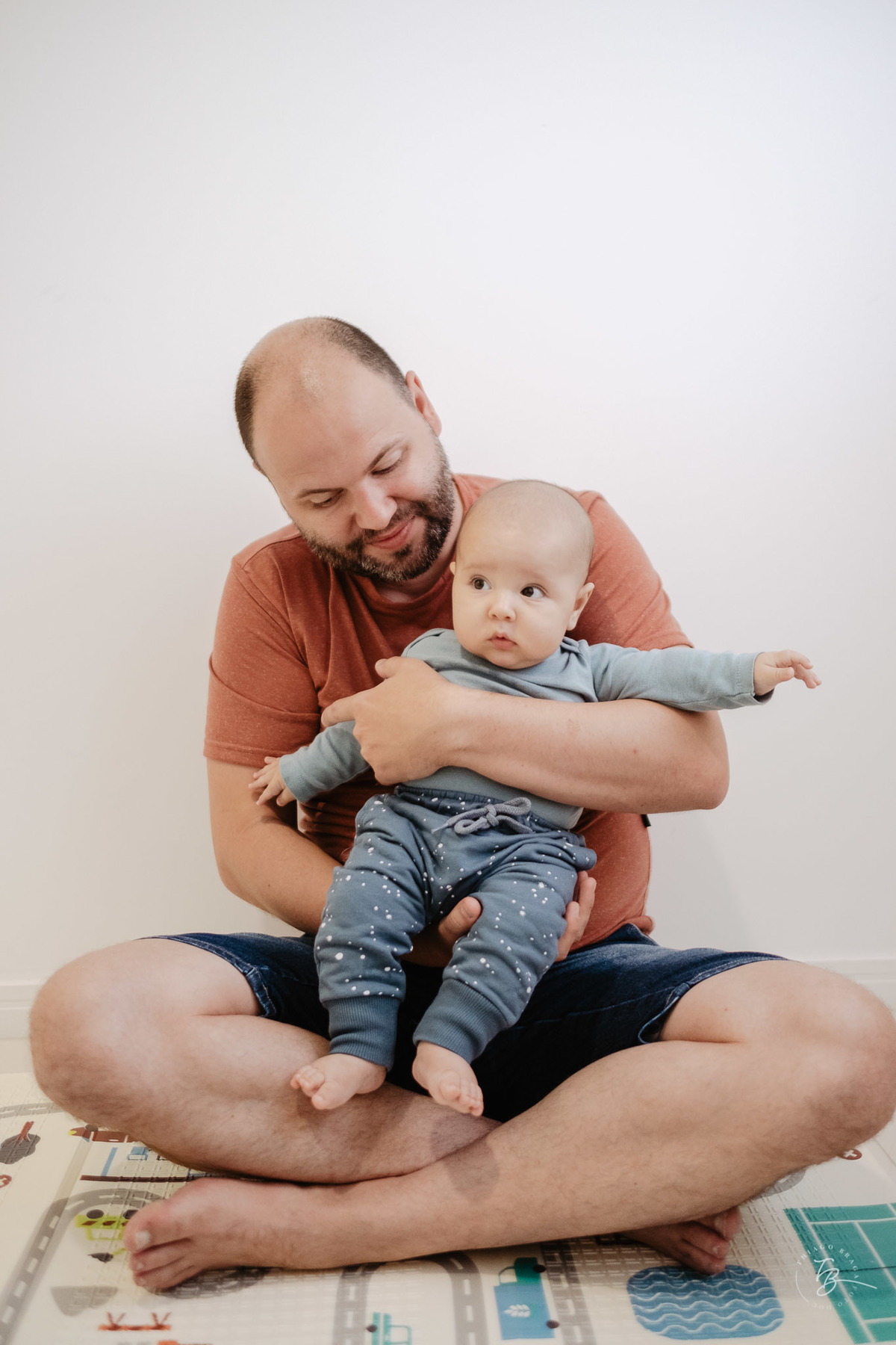 4 meses do Isaac. Ensaio em casa família e bebê por Thiago Braga fotografia.