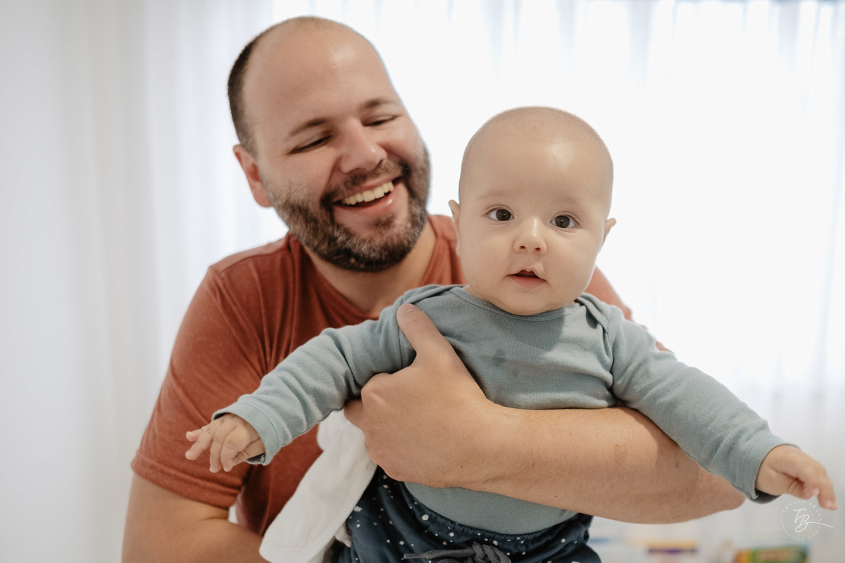 4 meses do Isaac. Ensaio em casa família e bebê por Thiago Braga fotografia.
