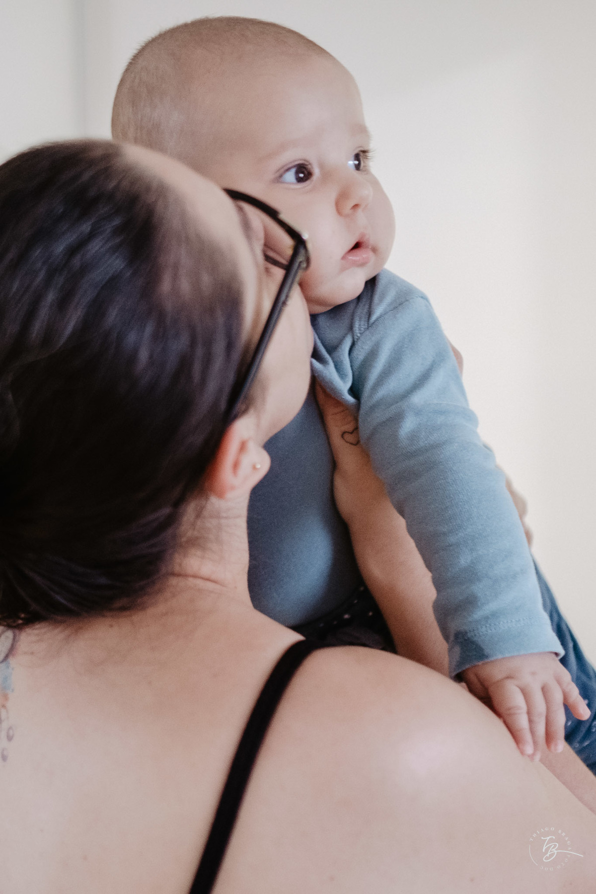 4 meses do Isaac. Ensaio em casa família e bebê por Thiago Braga fotografia.