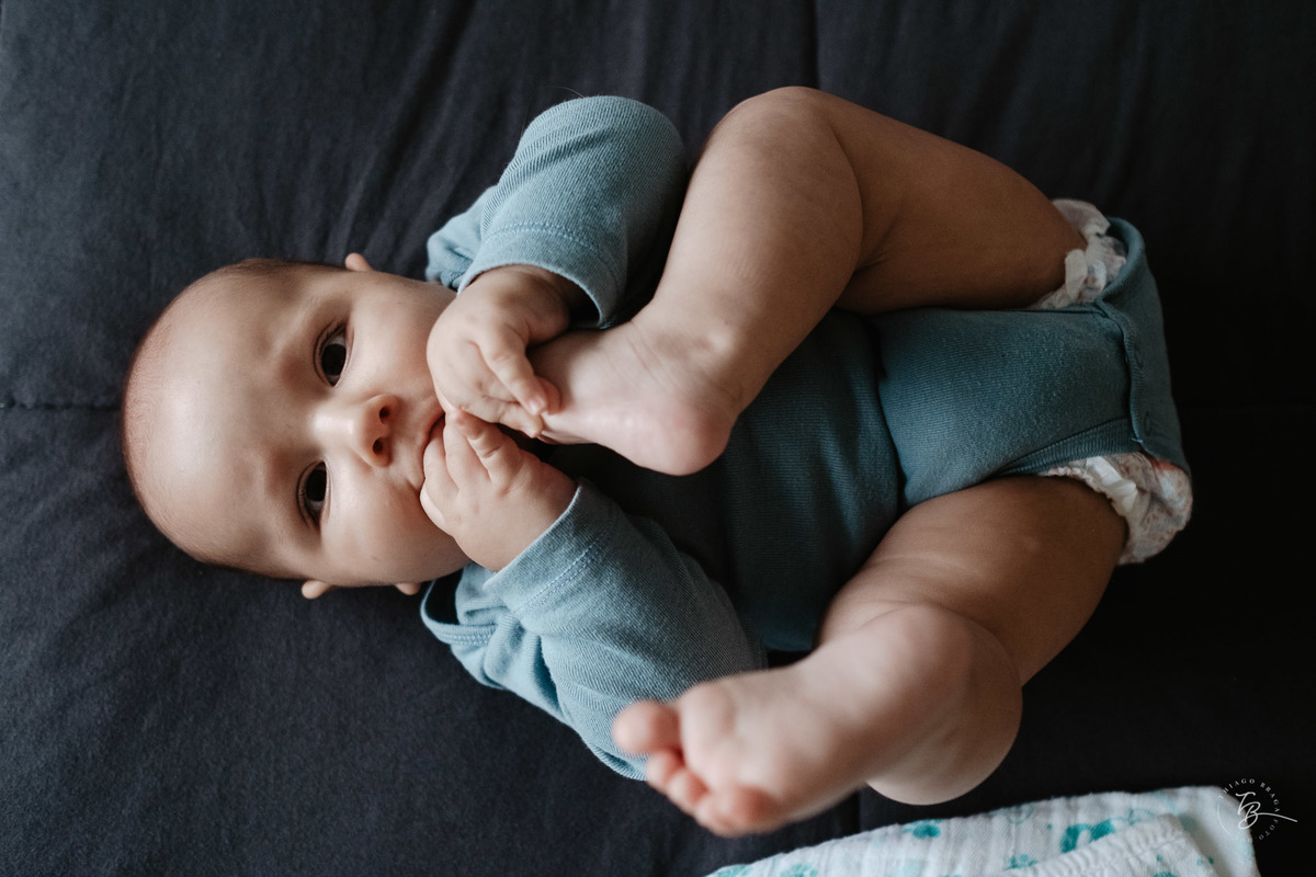 4 meses do Isaac. Ensaio em casa família e bebê por Thiago Braga fotografia.