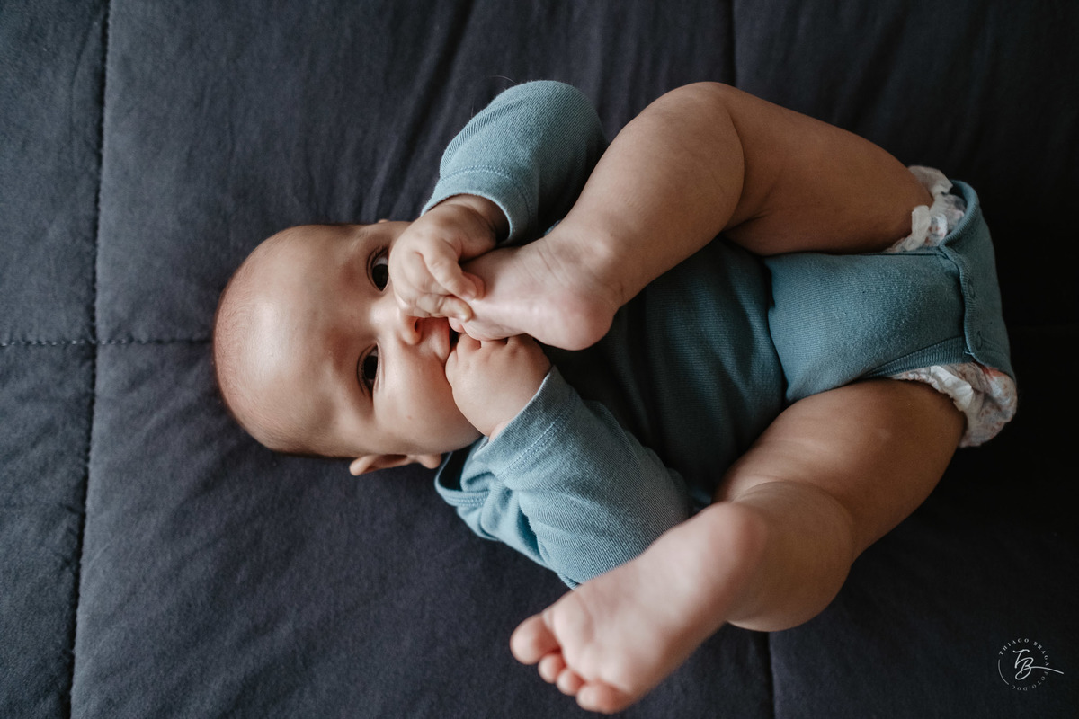 4 meses do Isaac. Ensaio em casa família e bebê por Thiago Braga fotografia.
