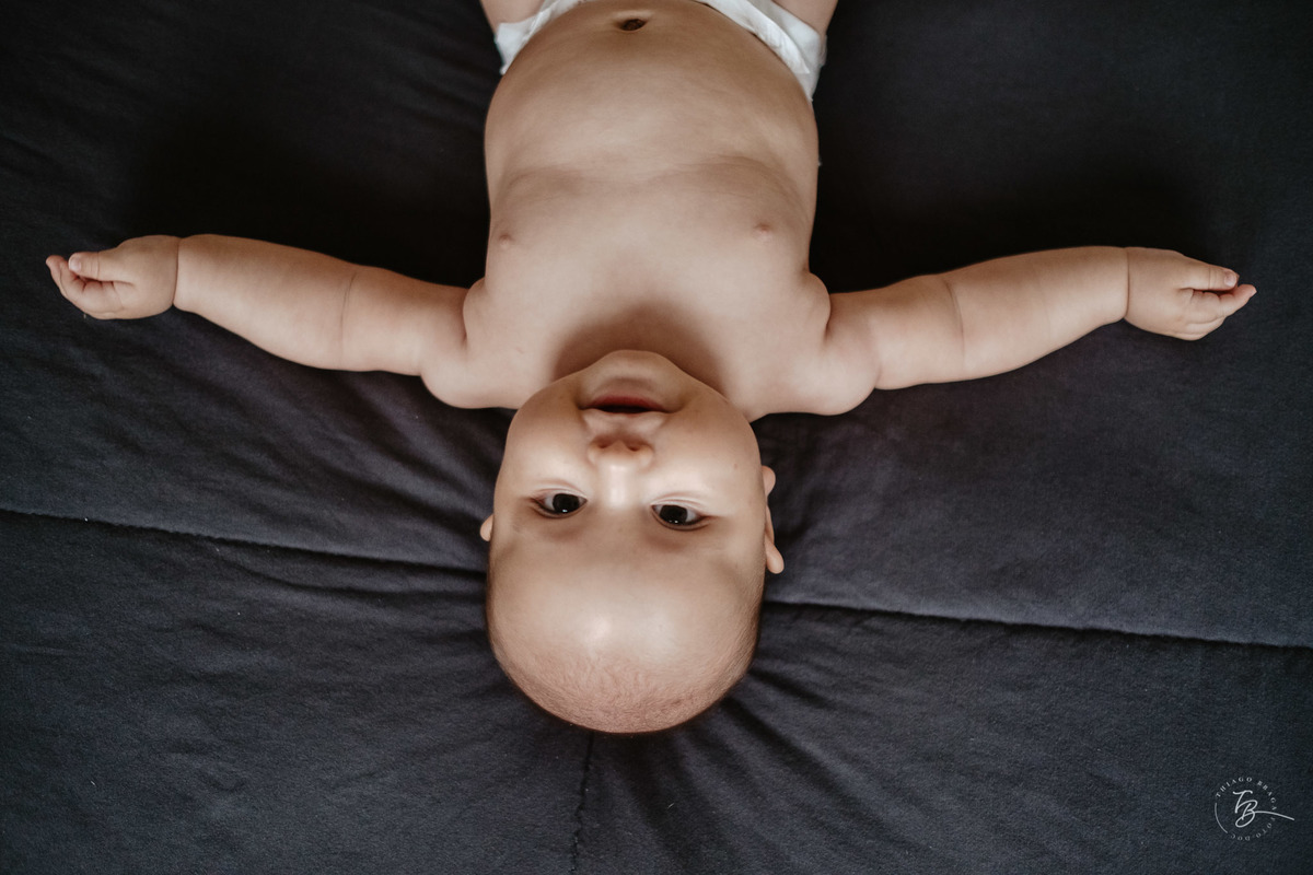 4 meses do Isaac. Ensaio em casa família e bebê por Thiago Braga fotografia.