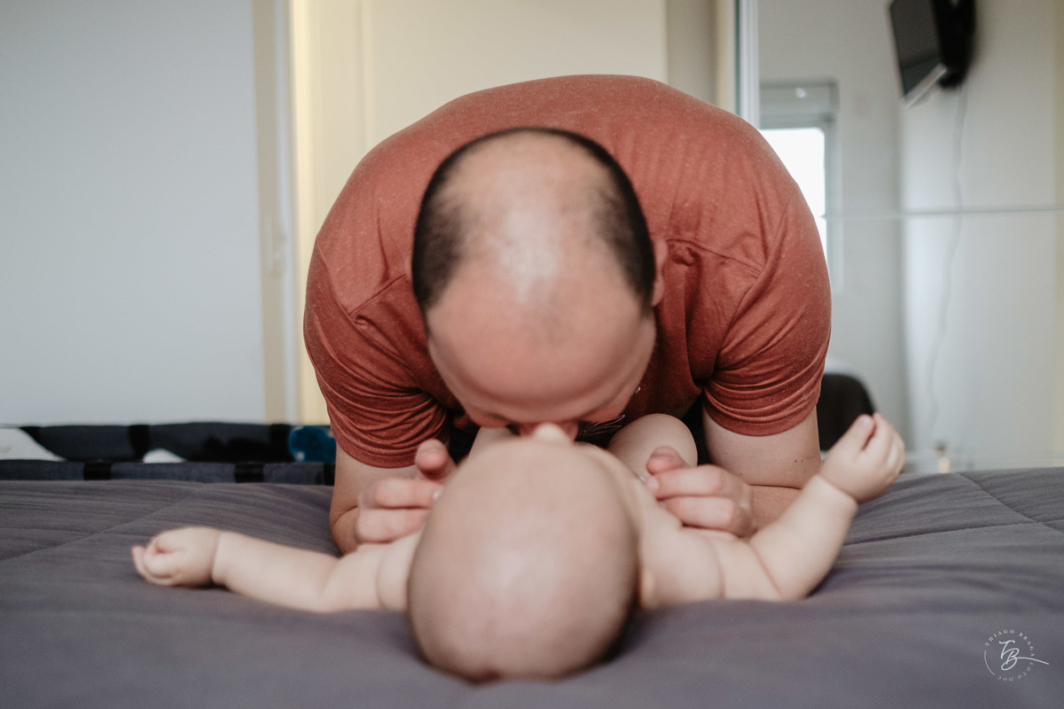 4 meses do Isaac. Ensaio em casa família e bebê por Thiago Braga fotografia.