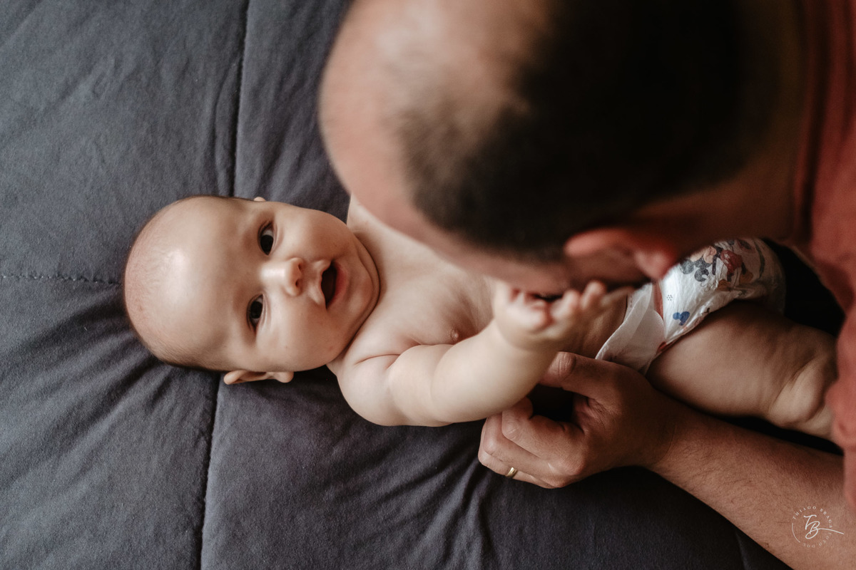 4 meses do Isaac. Ensaio em casa família e bebê por Thiago Braga fotografia.