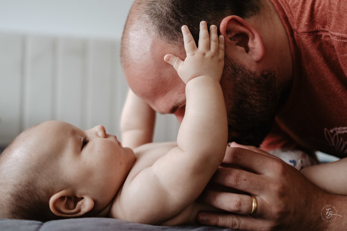 4 meses do Isaac. Ensaio em casa família e bebê por Thiago Braga fotografia.