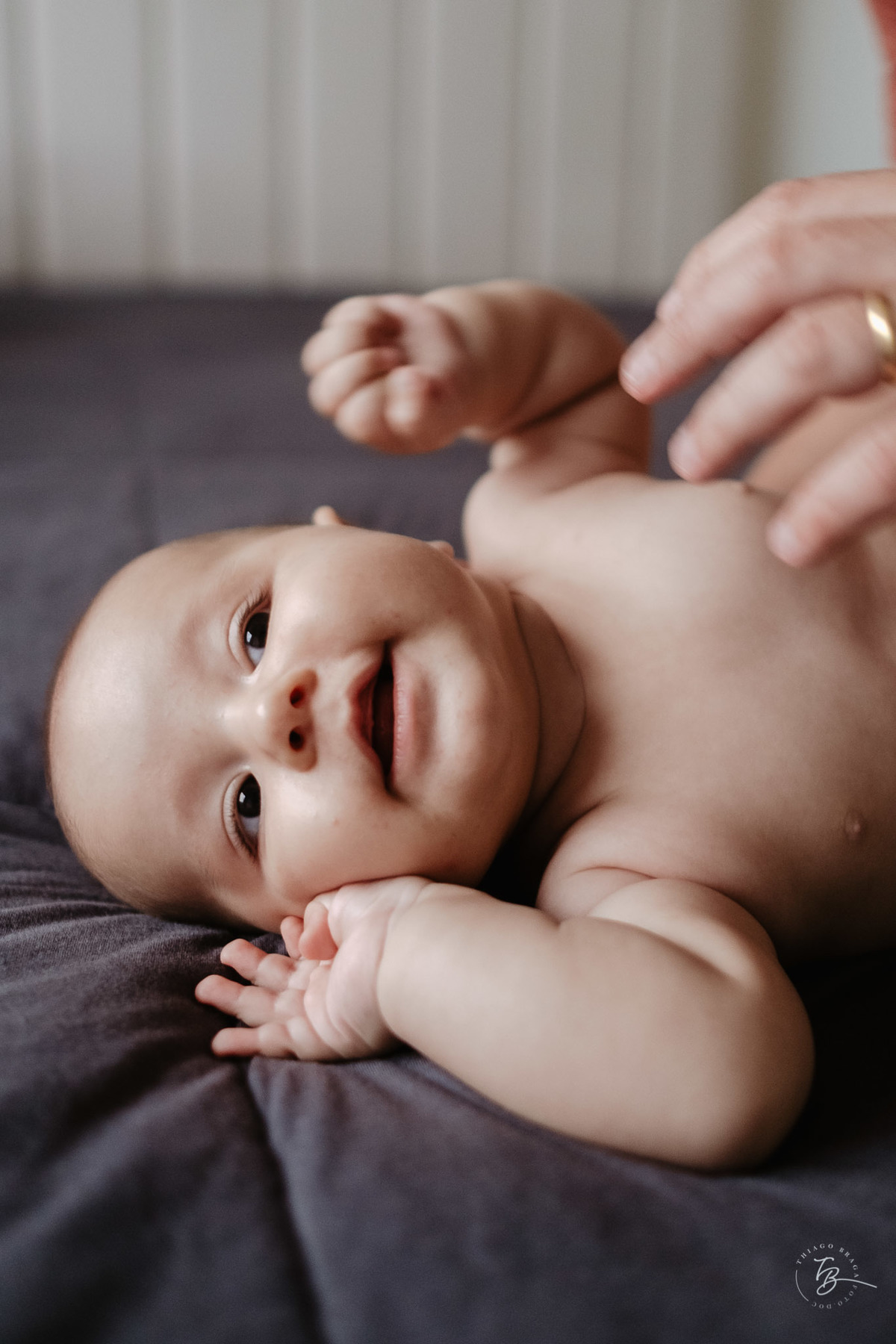 4 meses do Isaac. Ensaio em casa família e bebê por Thiago Braga fotografia.