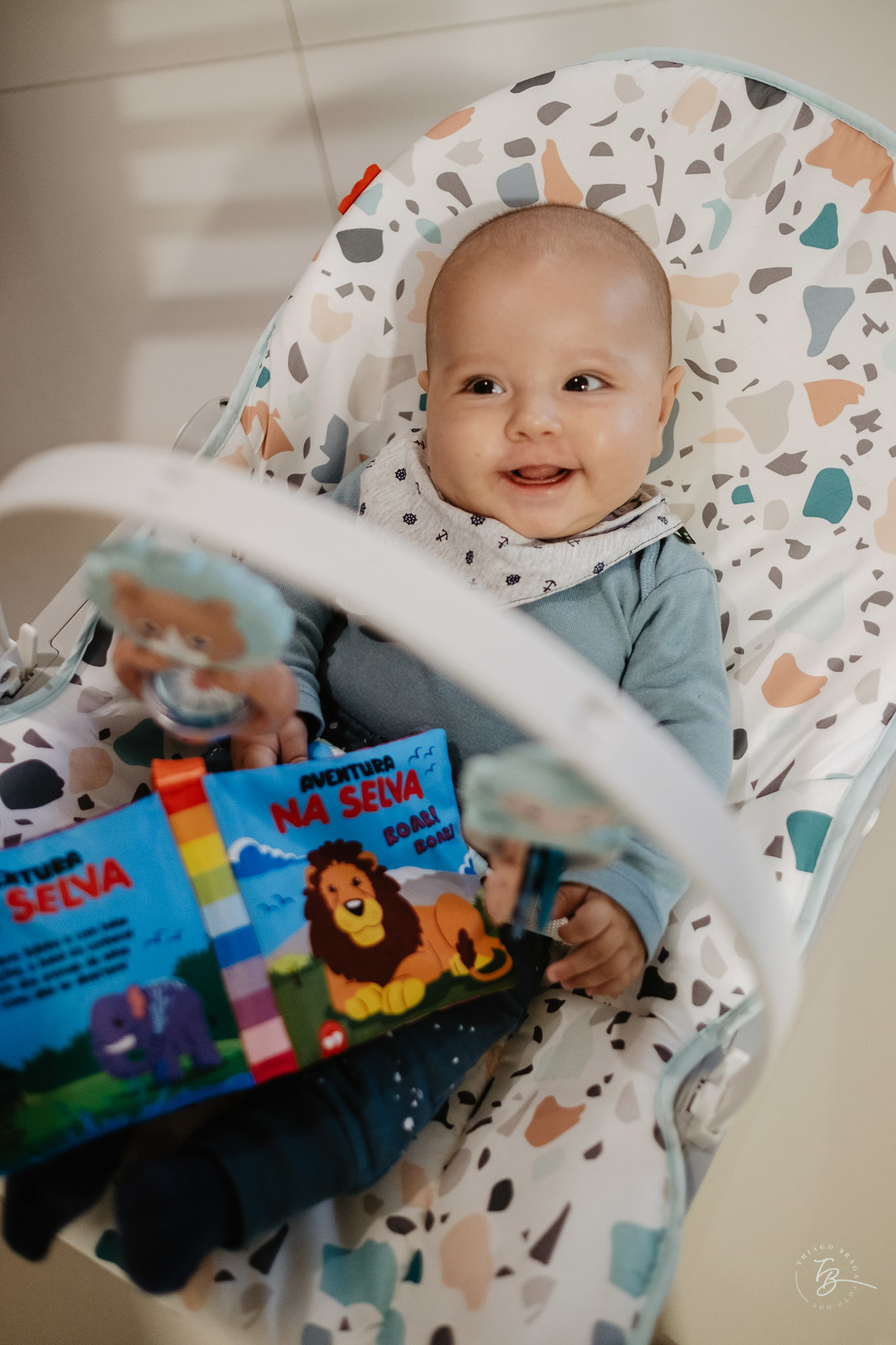 4 meses do Isaac. Ensaio em casa família e bebê por Thiago Braga fotografia.