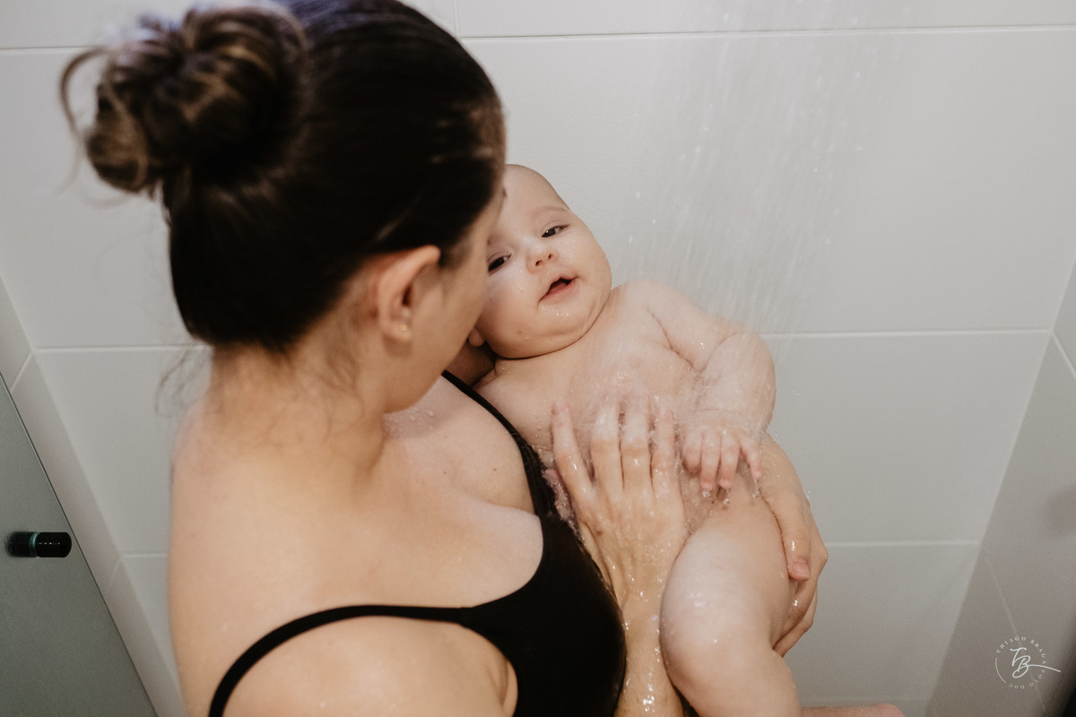 4 meses do Isaac. Ensaio em casa família e bebê por Thiago Braga fotografia.