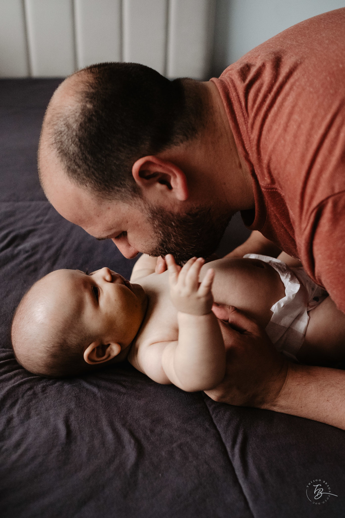 4 meses do Isaac. Ensaio em casa família e bebê por Thiago Braga fotografia.