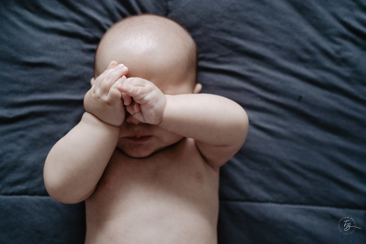 4 meses do Isaac. Ensaio em casa família e bebê por Thiago Braga fotografia.