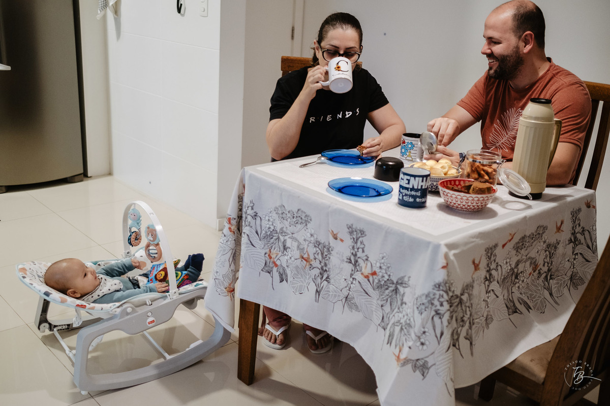 4 meses do Isaac. Ensaio em casa família e bebê por Thiago Braga fotografia.