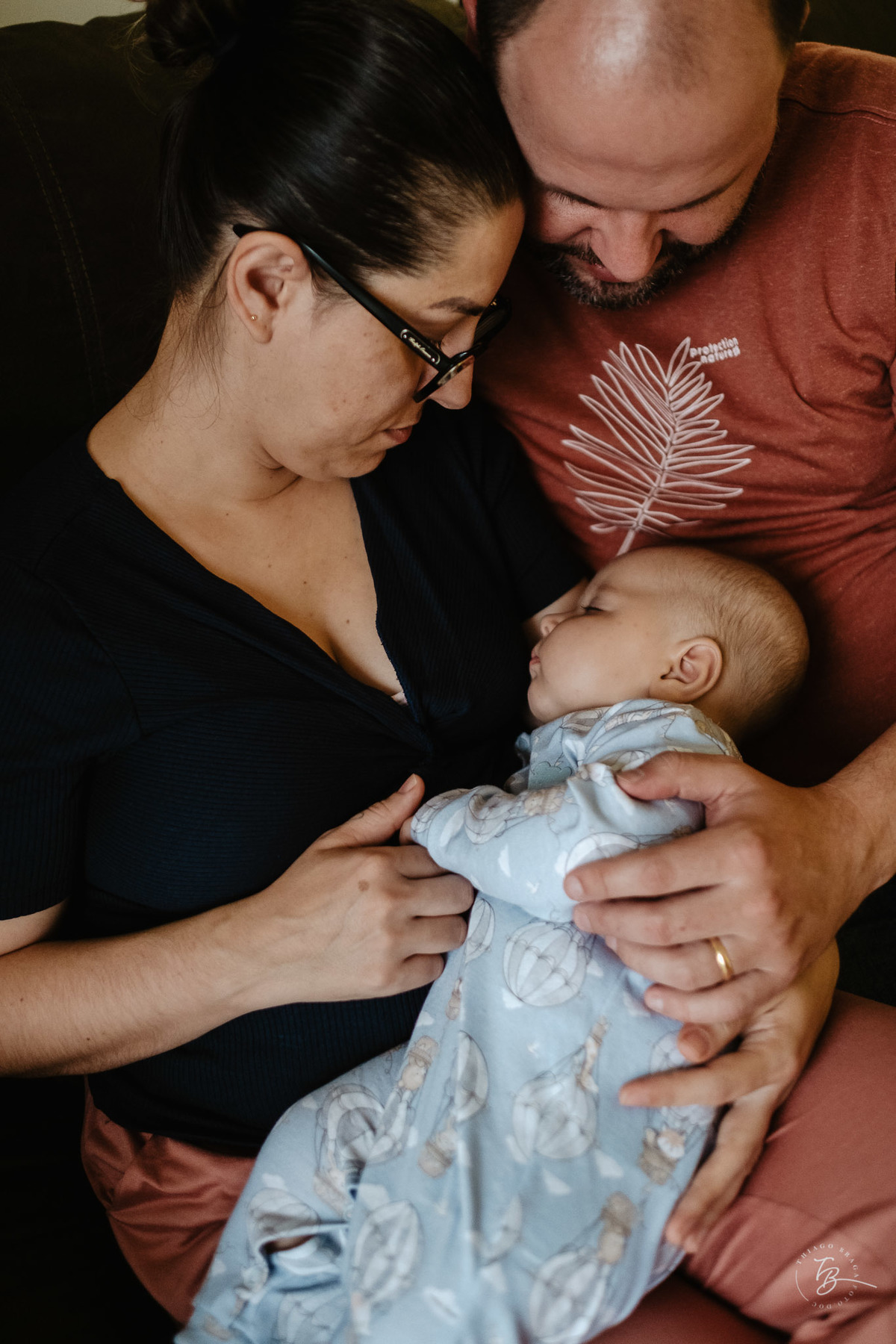 4 meses do Isaac. Ensaio em casa família e bebê por Thiago Braga fotografia.