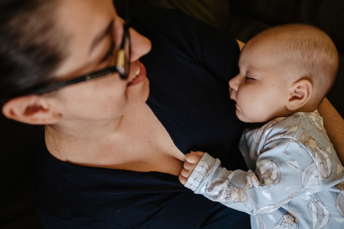 4 meses do Isaac. Ensaio em casa família e bebê por Thiago Braga fotografia.