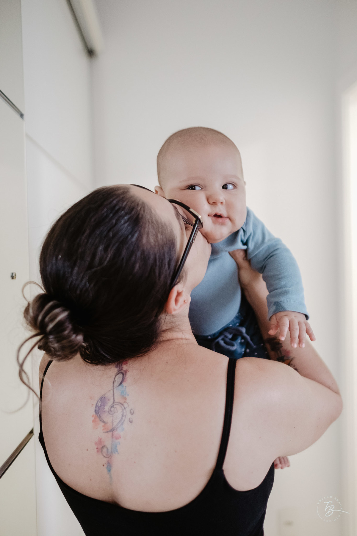 4 meses do Isaac. Ensaio em casa família e bebê por Thiago Braga fotografia.