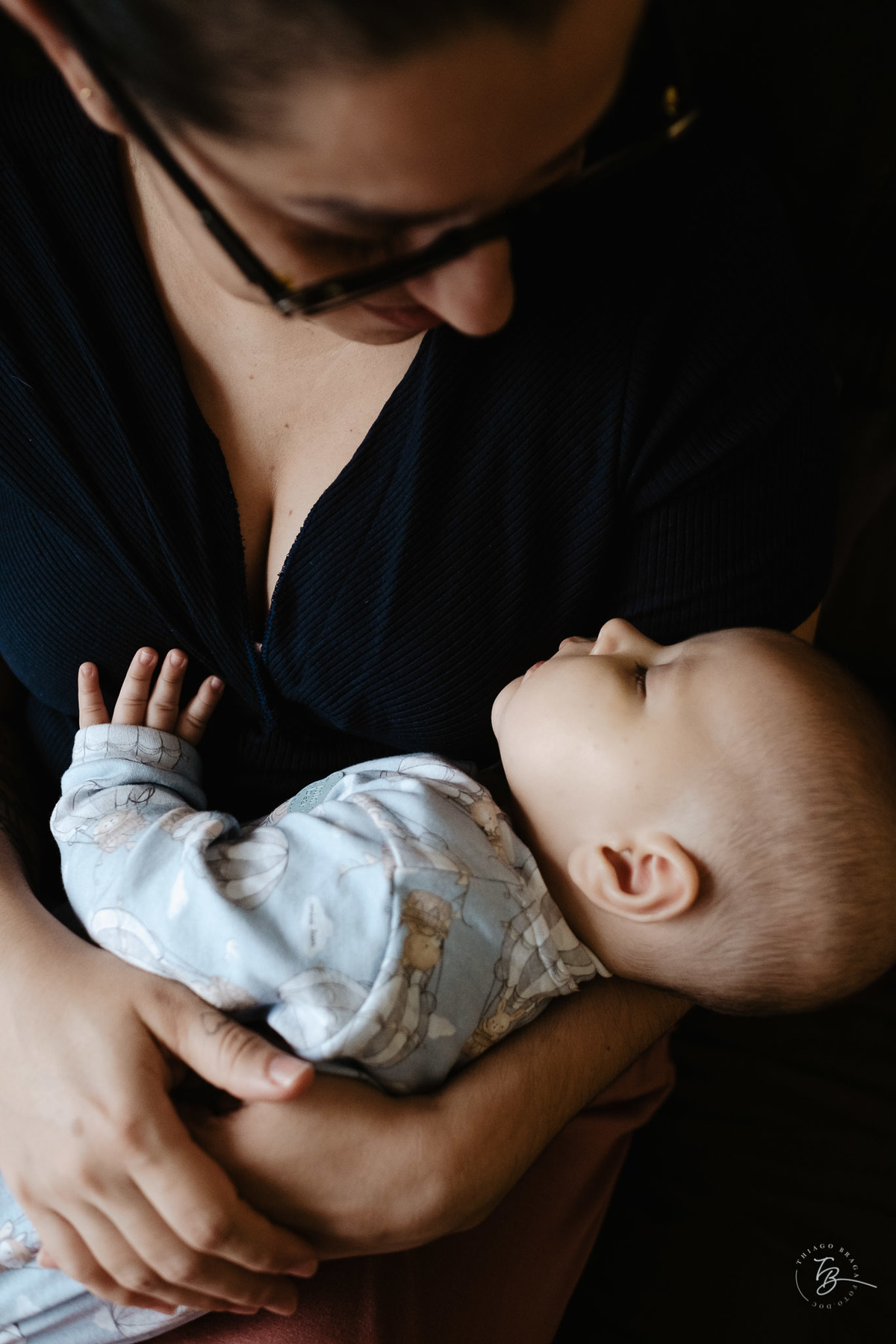 4 meses do Isaac. Ensaio em casa família e bebê por Thiago Braga fotografia.