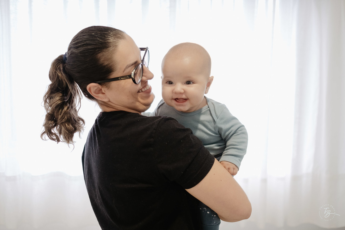 4 meses do Isaac. Ensaio em casa família e bebê por Thiago Braga fotografia.