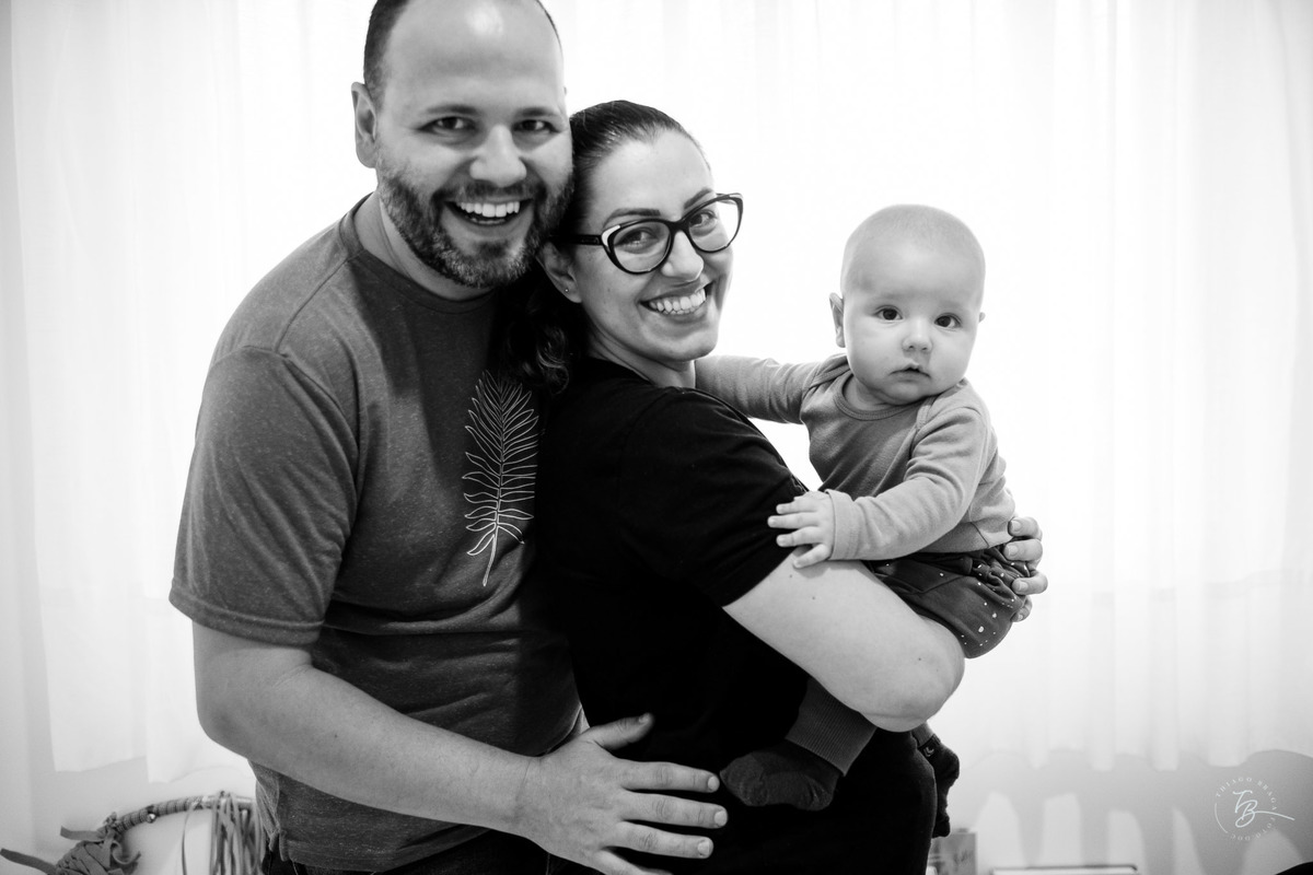 4 meses do Isaac. Ensaio em casa família e bebê por Thiago Braga fotografia.