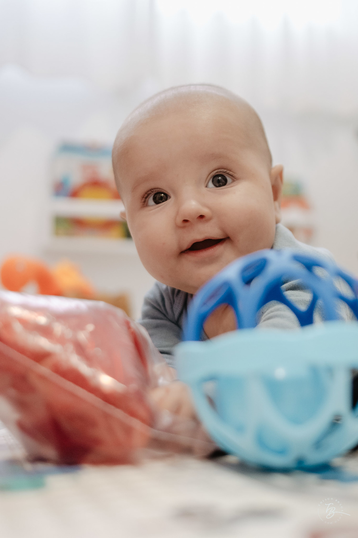 4 meses do Isaac. Ensaio em casa família e bebê por Thiago Braga fotografia.