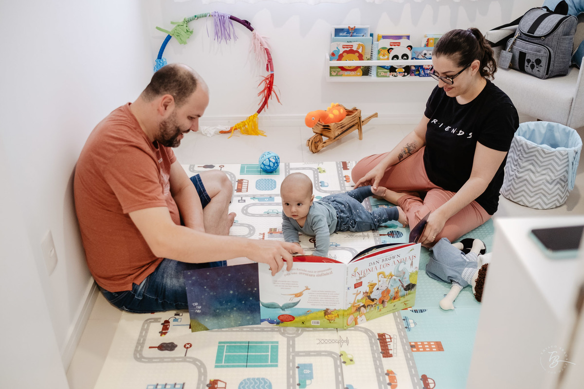 4 meses do Isaac. Ensaio em casa família e bebê por Thiago Braga fotografia.