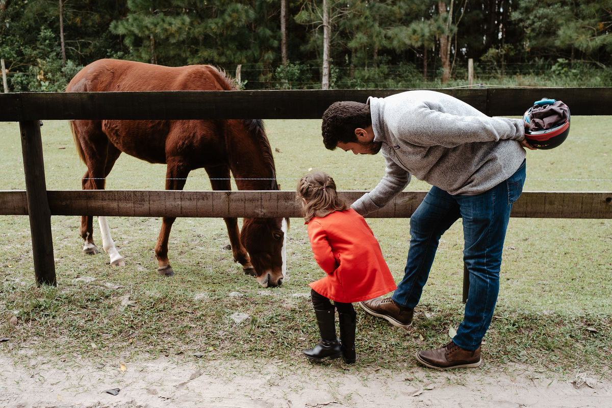 Ensaio gestante a espera do Nando na hípica Equilibre em Florianópolis, campeche por Thiago Braga