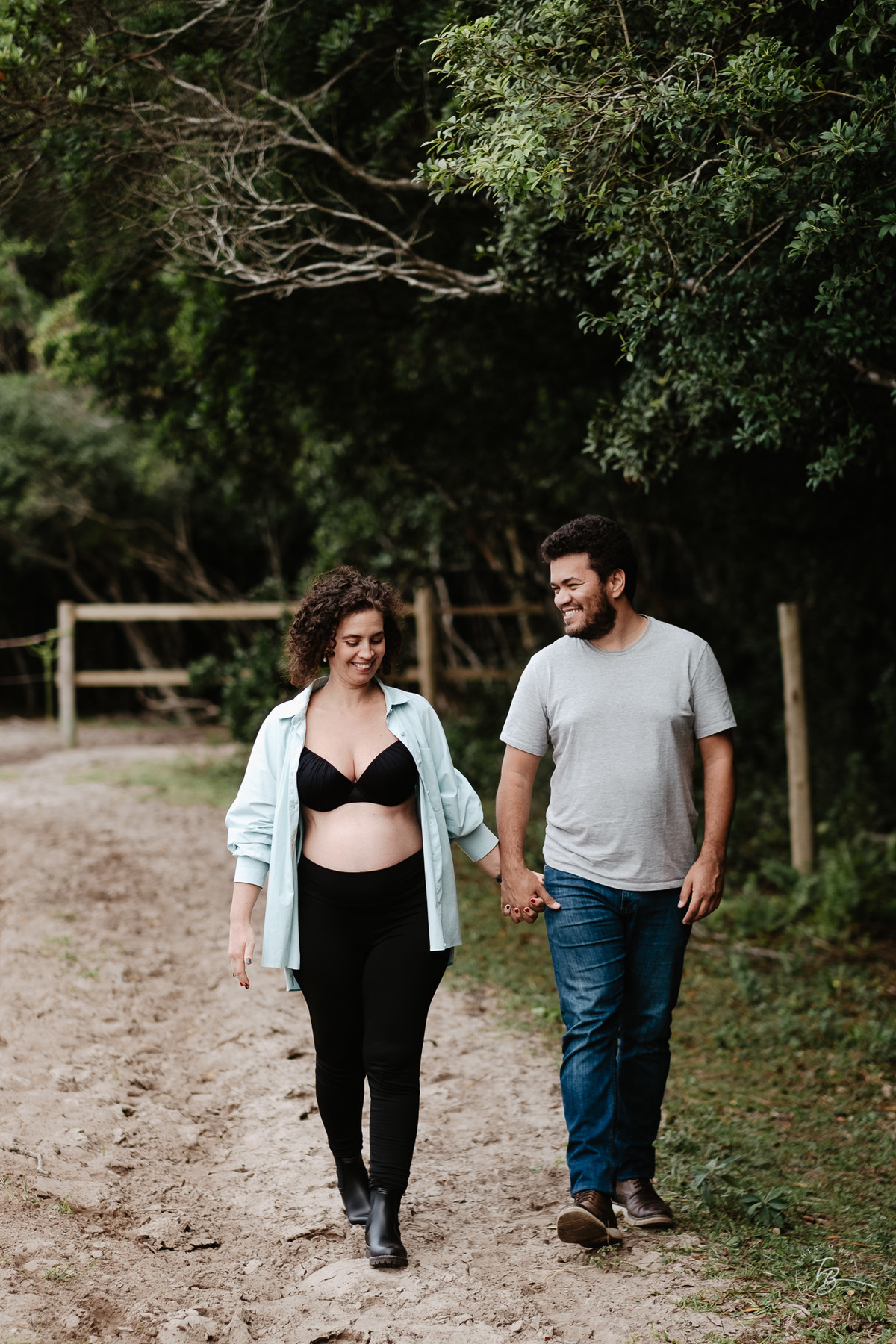 Ensaio gestante a espera do Nando na hípica Equilibre em Florianópolis, campeche por Thiago Braga