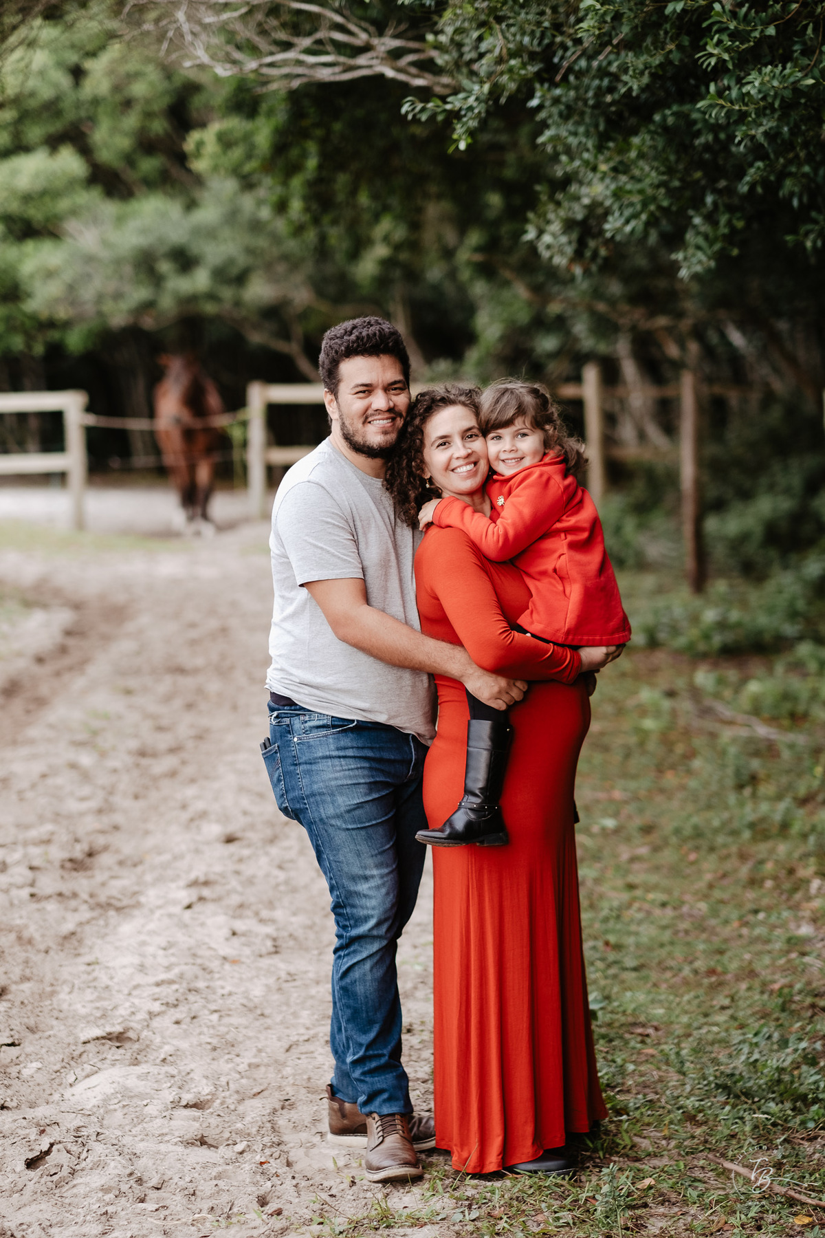Ensaio gestante a espera do Nando na hípica Equilibre em Florianópolis, campeche por Thiago Braga