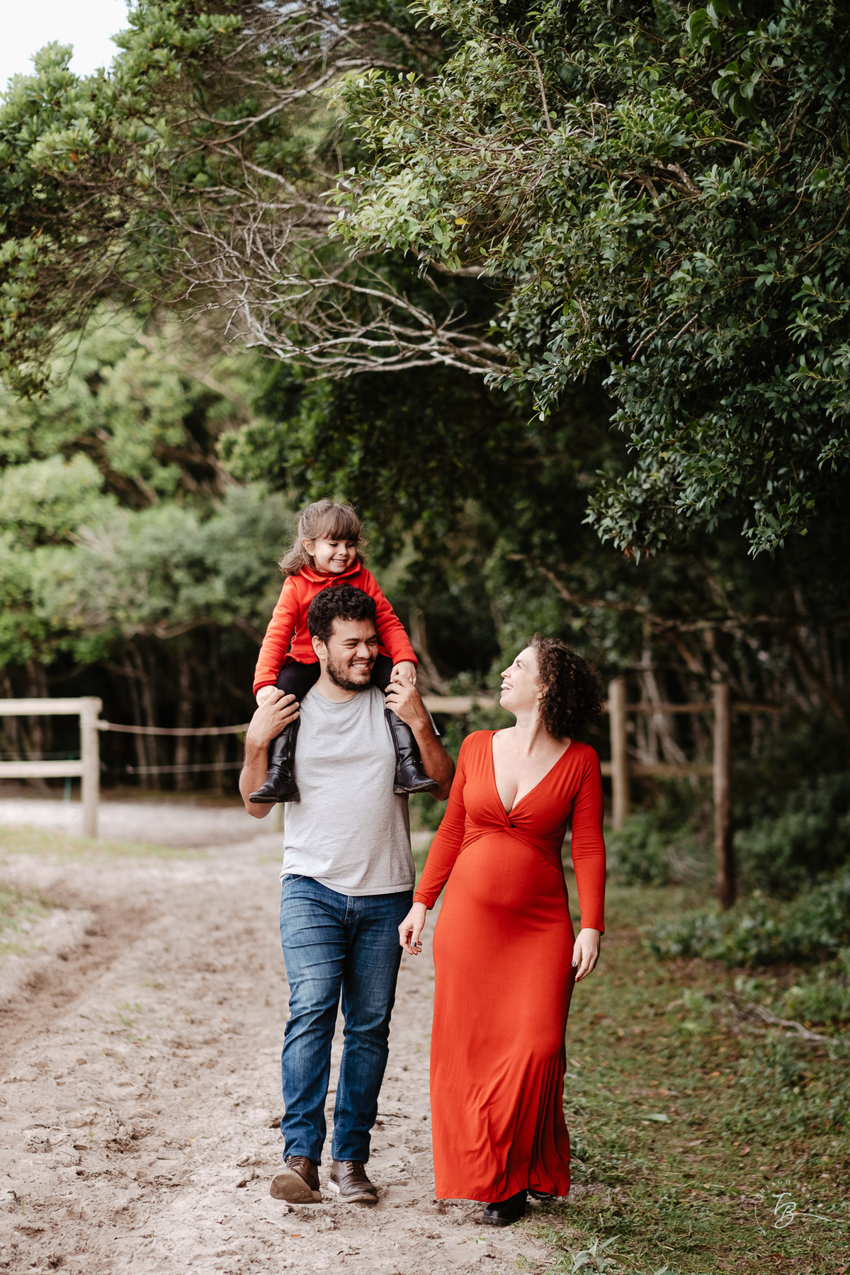 Ensaio gestante a espera do Nando na hípica Equilibre em Florianópolis, campeche por Thiago Braga