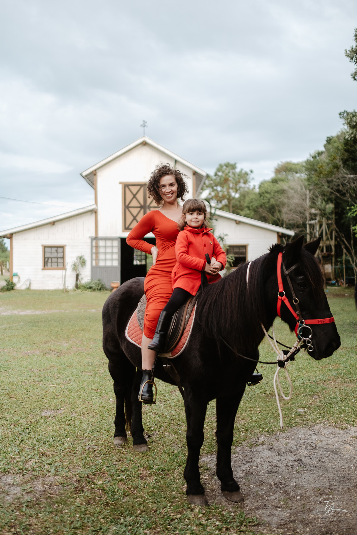 Ensaio gestante a espera do Nando na hípica Equilibre em Florianópolis, campeche por Thiago Braga