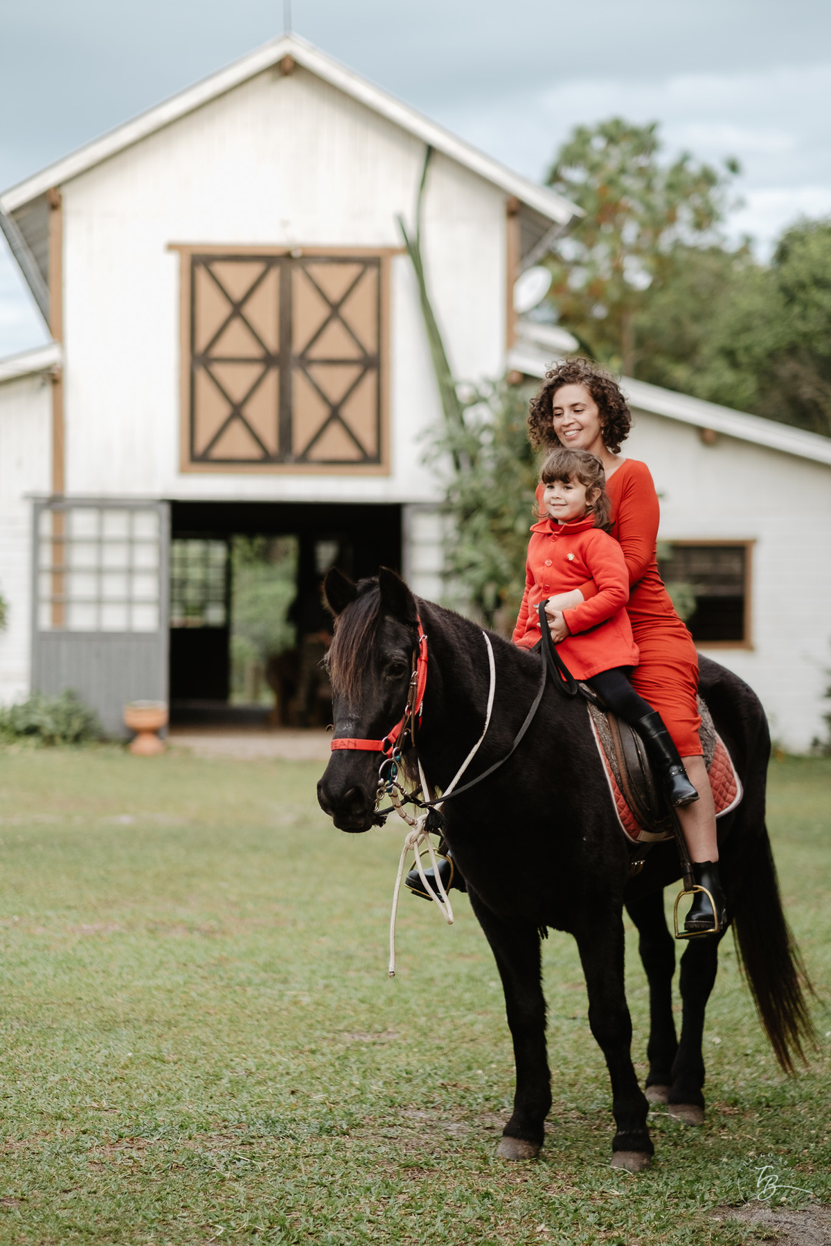 Ensaio gestante a espera do Nando na hípica Equilibre em Florianópolis, campeche por Thiago Braga