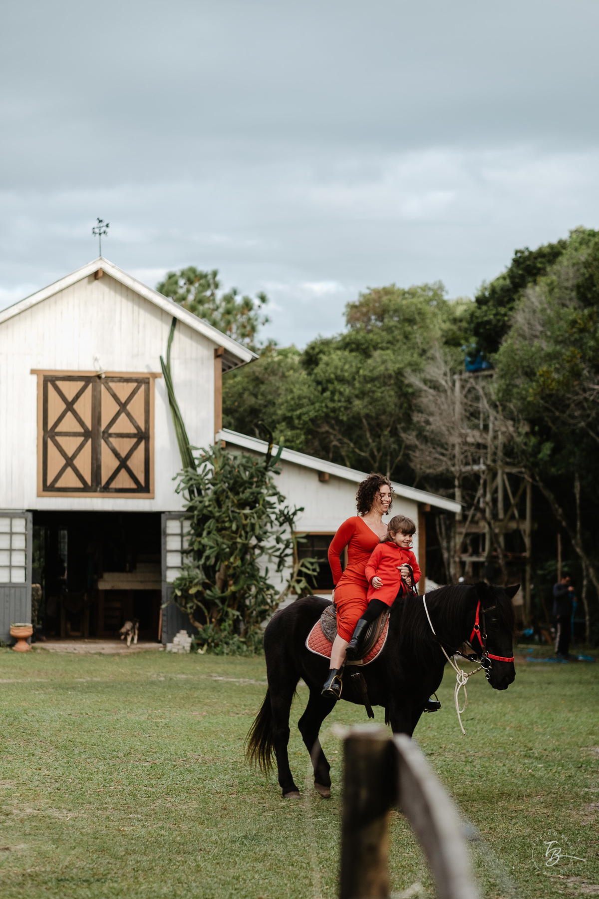 Ensaio gestante a espera do Nando na hípica Equilibre em Florianópolis, campeche por Thiago Braga