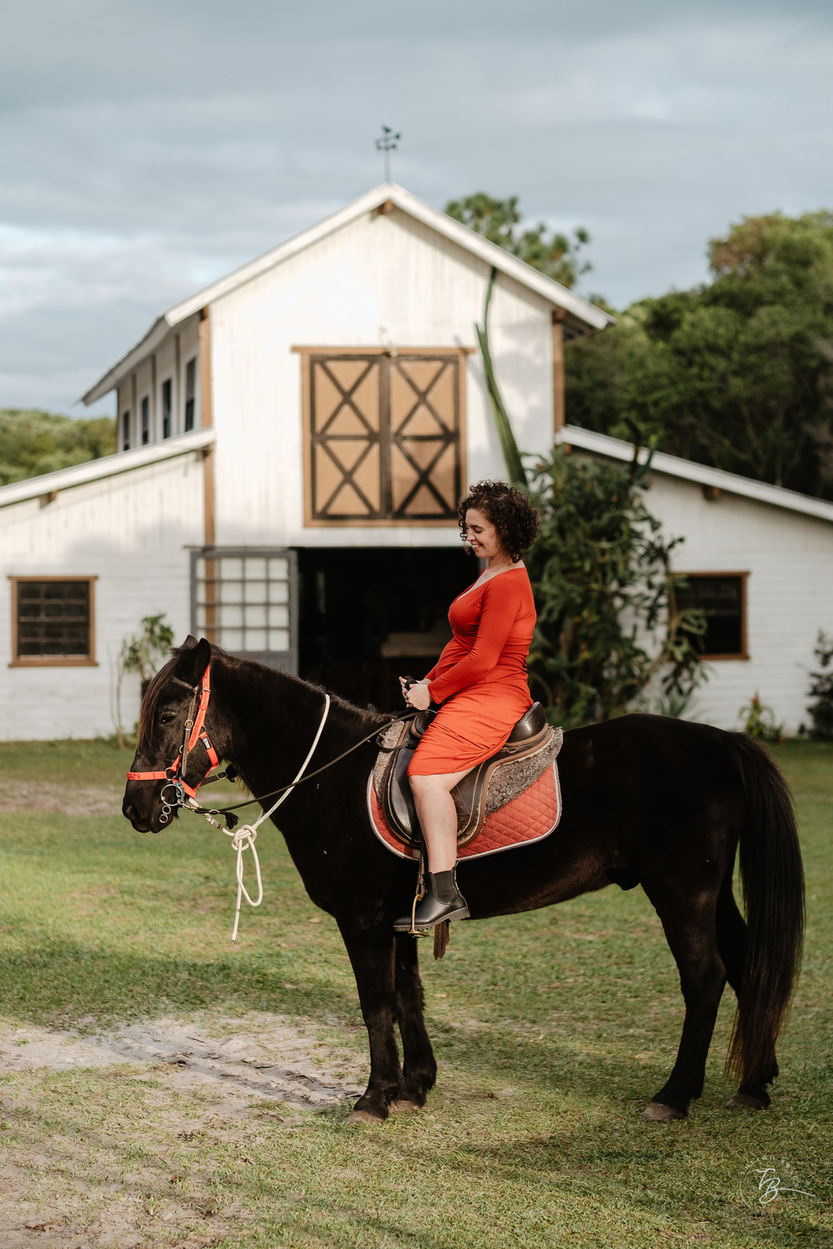 Ensaio gestante a espera do Nando na hípica Equilibre em Florianópolis, campeche por Thiago Braga