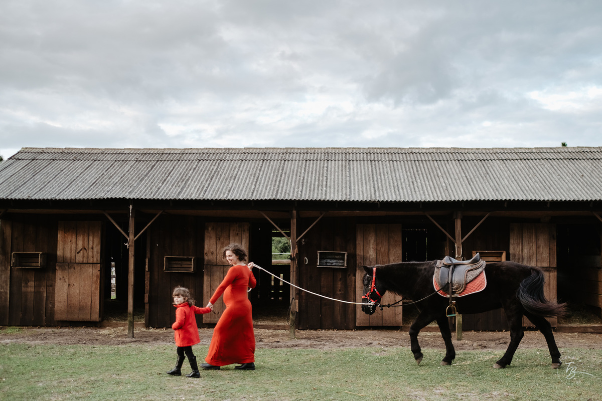 Ensaio gestante a espera do Nando na hípica Equilibre em Florianópolis, campeche por Thiago Braga