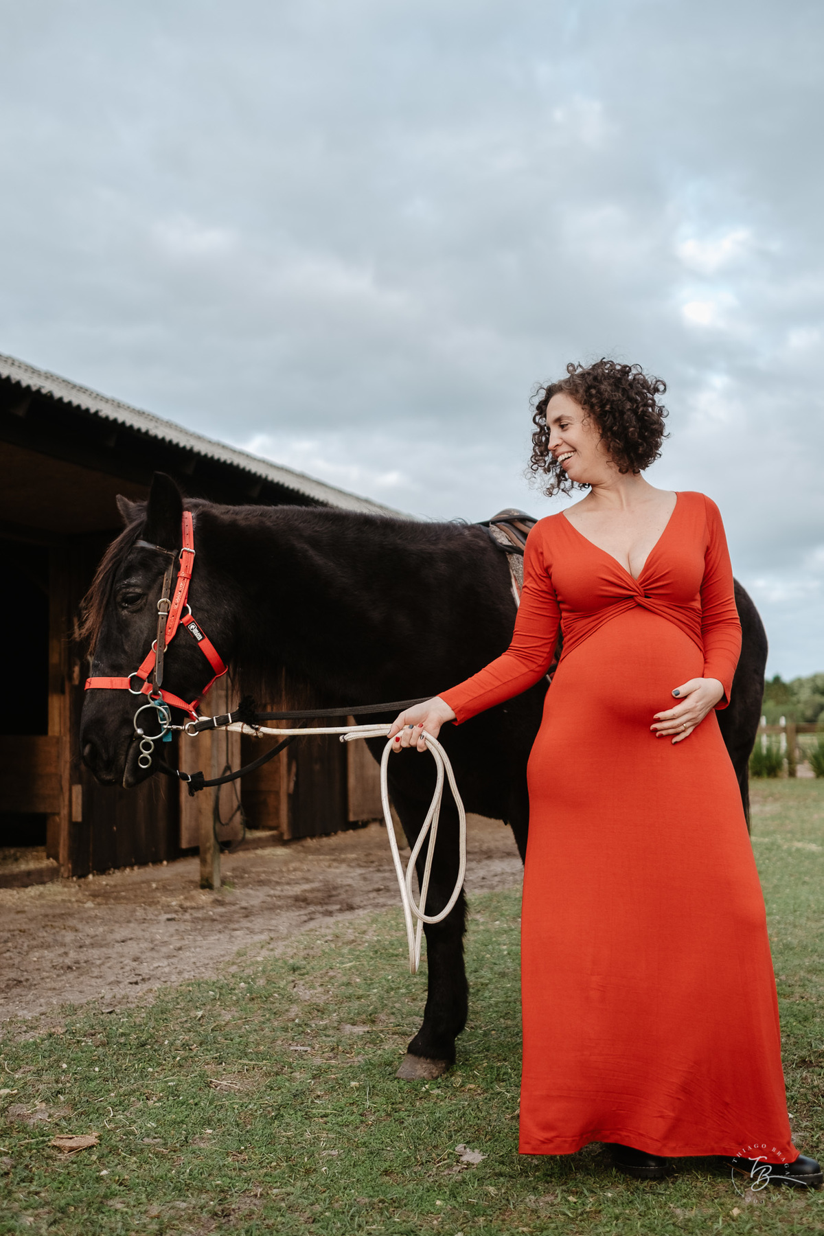 Ensaio gestante a espera do Nando na hípica Equilibre em Florianópolis, campeche por Thiago Braga