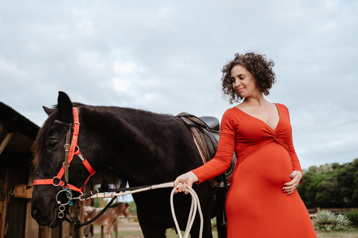 Ensaio gestante a espera do Nando na hípica Equilibre em Florianópolis, campeche por Thiago Braga
