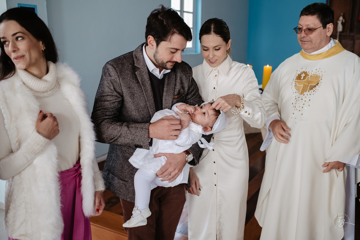 Fotografia de batizado documental em Anitápolis por Thiago Braga